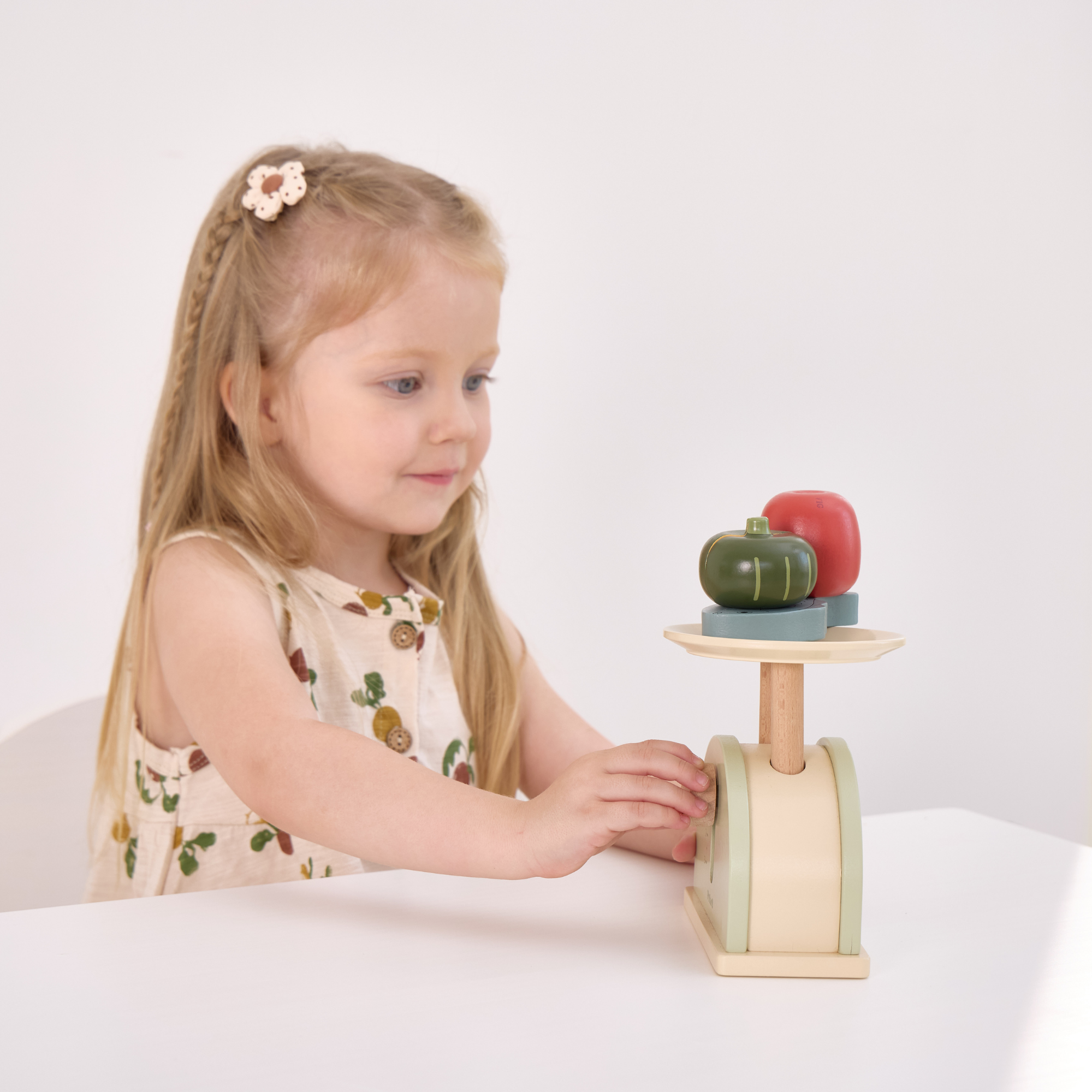 ميزان مطبخ خشبي من PolarB للأطفال، لعبة تعليمية تظاهرية لتقمص الأدوار، ومهارات الرياضيات ومفاهيم التوازن، مصنوعة من الخشب المتين، مناسبة للأعمار من 3 سنوات فما فوق