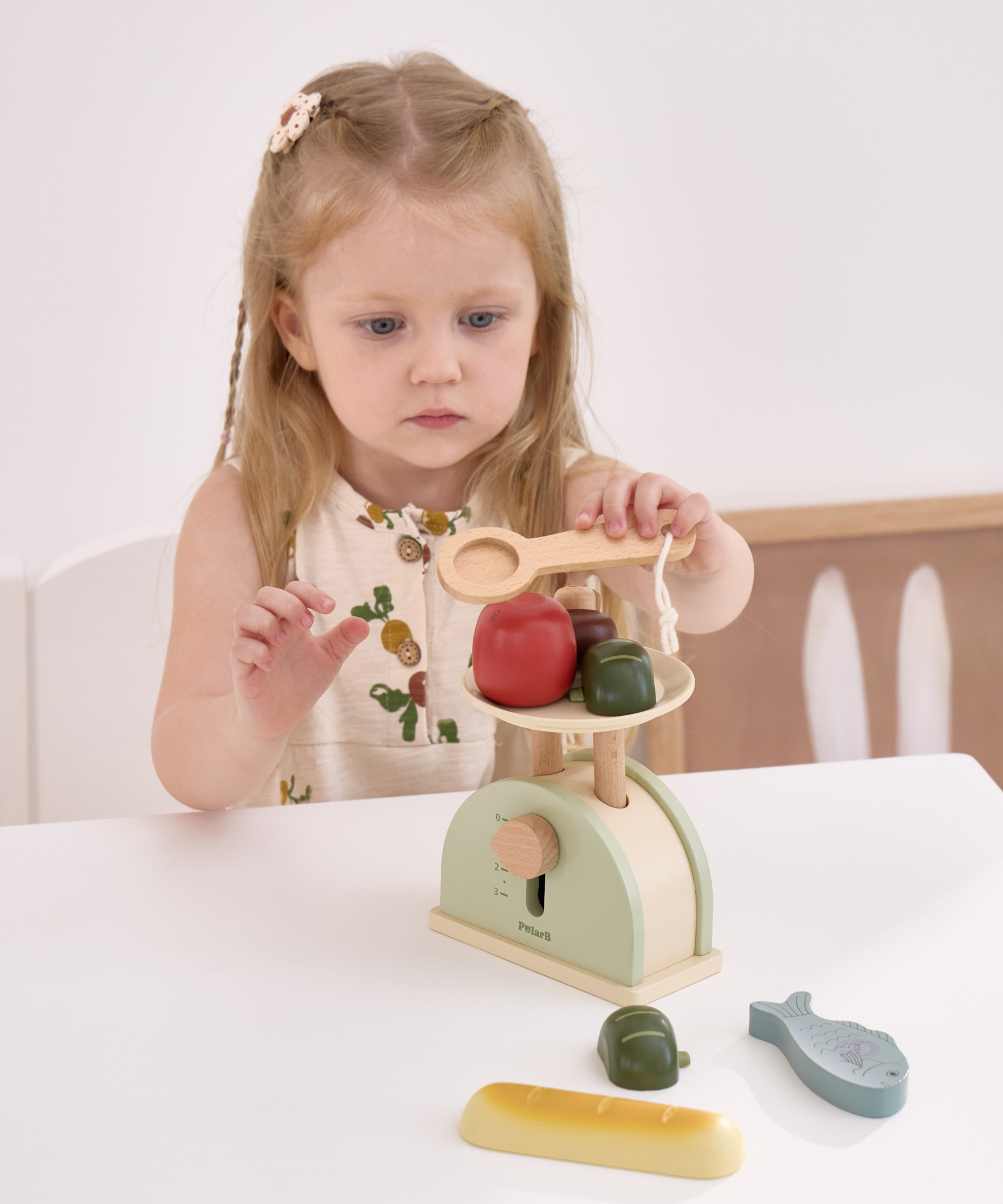 ميزان مطبخ خشبي من PolarB للأطفال، لعبة تعليمية تظاهرية لتقمص الأدوار، ومهارات الرياضيات ومفاهيم التوازن، مصنوعة من الخشب المتين، مناسبة للأعمار من 3 سنوات فما فوق