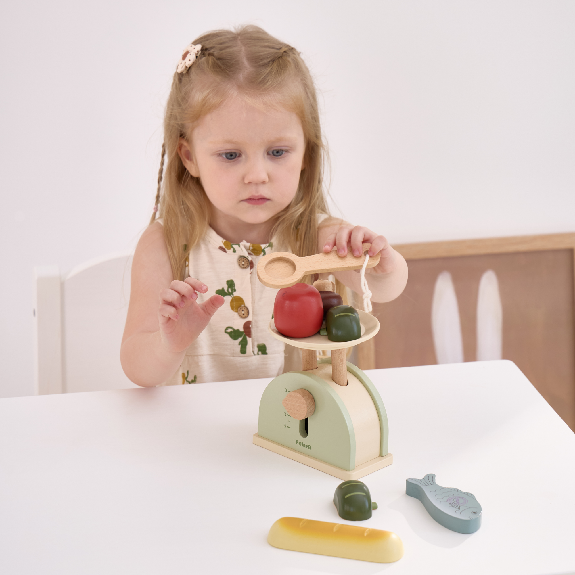 ميزان مطبخ خشبي من PolarB للأطفال، لعبة تعليمية تظاهرية لتقمص الأدوار، ومهارات الرياضيات ومفاهيم التوازن، مصنوعة من الخشب المتين، مناسبة للأعمار من 3 سنوات فما فوق