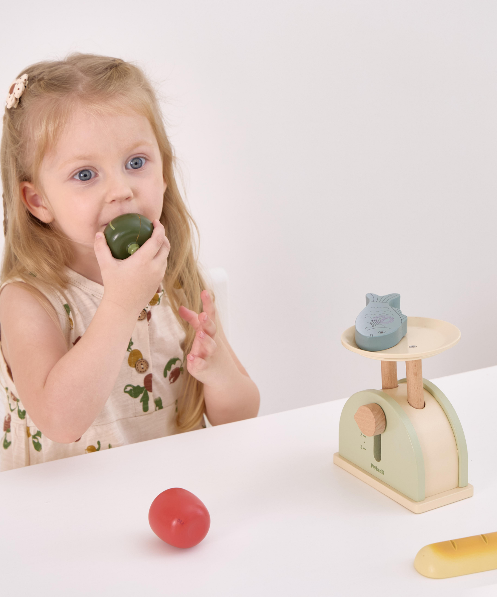 ميزان مطبخ خشبي من PolarB للأطفال، لعبة تعليمية تظاهرية لتقمص الأدوار، ومهارات الرياضيات ومفاهيم التوازن، مصنوعة من الخشب المتين، مناسبة للأعمار من 3 سنوات فما فوق