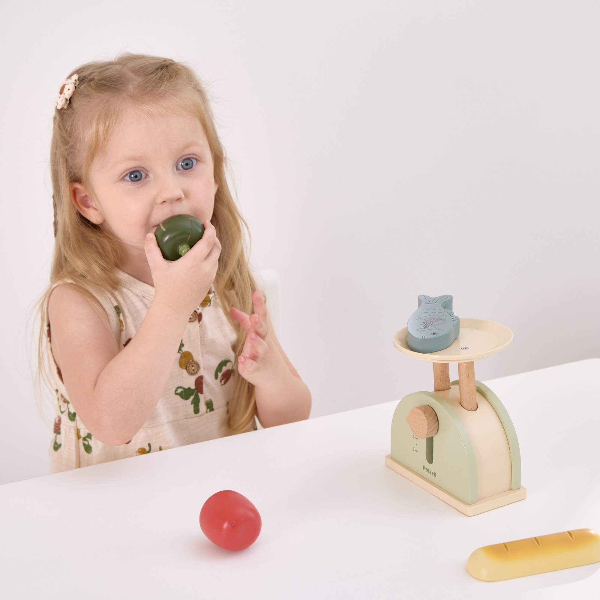 ميزان مطبخ خشبي من PolarB للأطفال، لعبة تعليمية تظاهرية لتقمص الأدوار، ومهارات الرياضيات ومفاهيم التوازن، مصنوعة من الخشب المتين، مناسبة للأعمار من 3 سنوات فما فوق