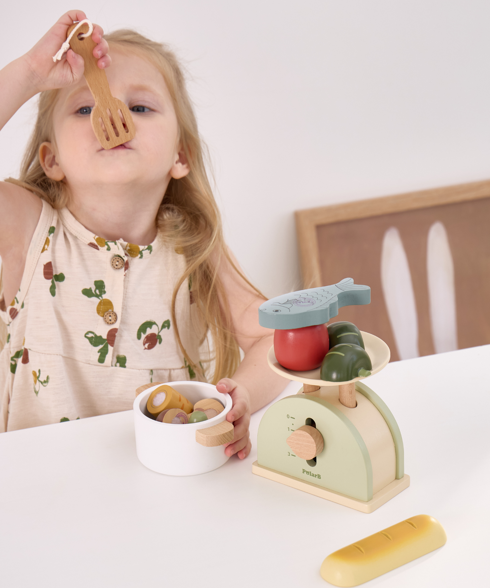 ميزان مطبخ خشبي من PolarB للأطفال، لعبة تعليمية تظاهرية لتقمص الأدوار، ومهارات الرياضيات ومفاهيم التوازن، مصنوعة من الخشب المتين، مناسبة للأعمار من 3 سنوات فما فوق