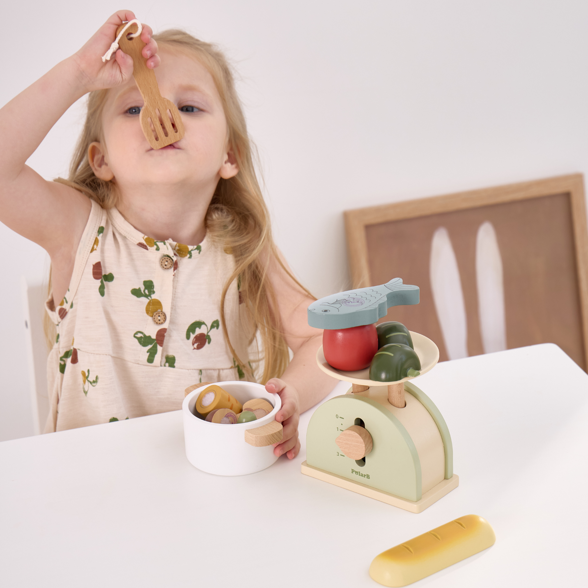 ميزان مطبخ خشبي من PolarB للأطفال، لعبة تعليمية تظاهرية لتقمص الأدوار، ومهارات الرياضيات ومفاهيم التوازن، مصنوعة من الخشب المتين، مناسبة للأعمار من 3 سنوات فما فوق