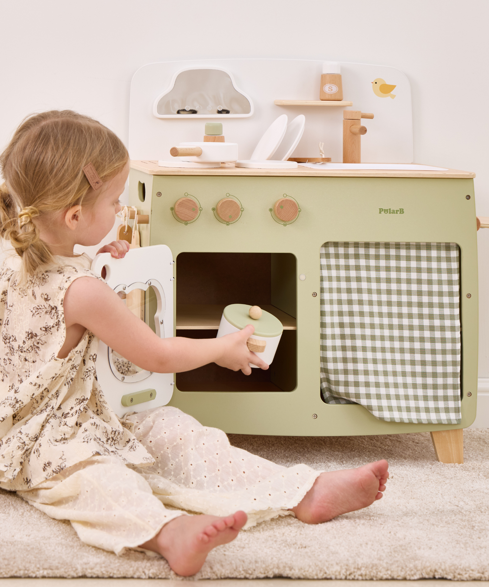 مجموعة مطبخ اللعب الخشبية PolarB للأطفال، لعبة طبخ تظاهرية مع موقد وحوض وفرن وأواني وأواني وطاولة جانبية قابلة للطي، تشجع اللعب الإبداعي والخيالي للأطفال الصغار