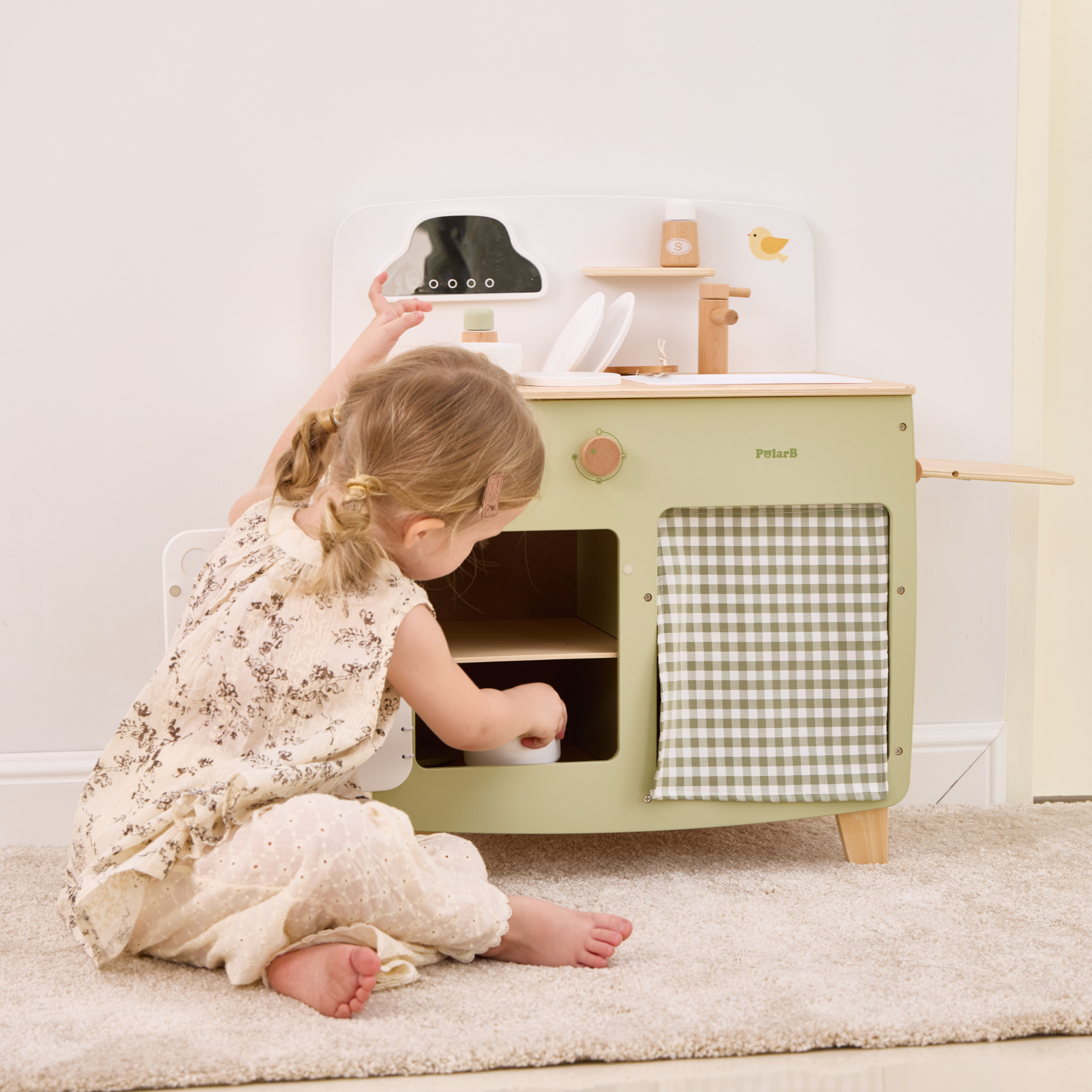 مجموعة مطبخ اللعب الخشبية PolarB للأطفال، لعبة طبخ تظاهرية مع موقد وحوض وفرن وأواني وأواني وطاولة جانبية قابلة للطي، تشجع اللعب الإبداعي والخيالي للأطفال الصغار