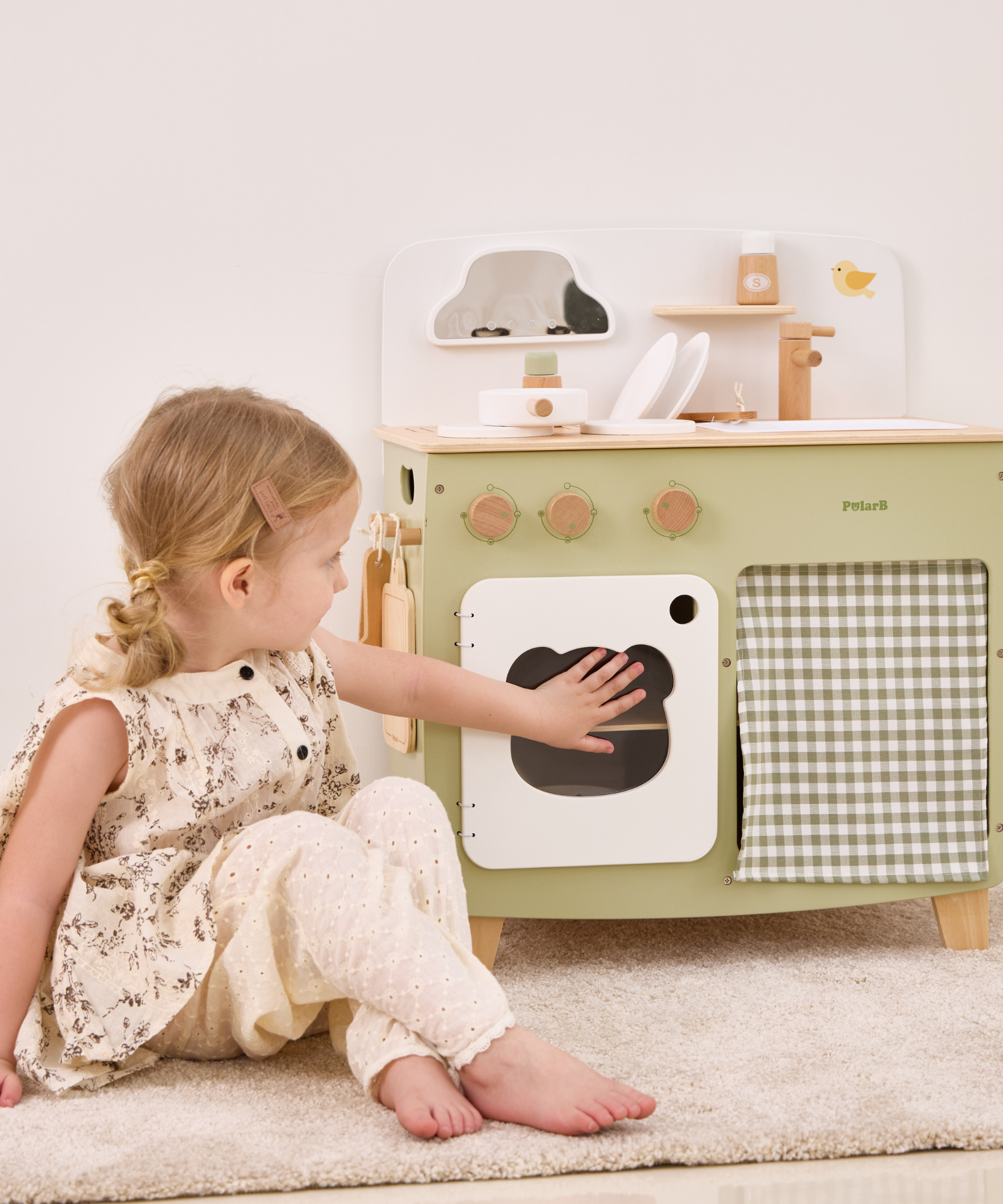 مجموعة مطبخ اللعب الخشبية PolarB للأطفال، لعبة طبخ تظاهرية مع موقد وحوض وفرن وأواني وأواني وطاولة جانبية قابلة للطي، تشجع اللعب الإبداعي والخيالي للأطفال الصغار