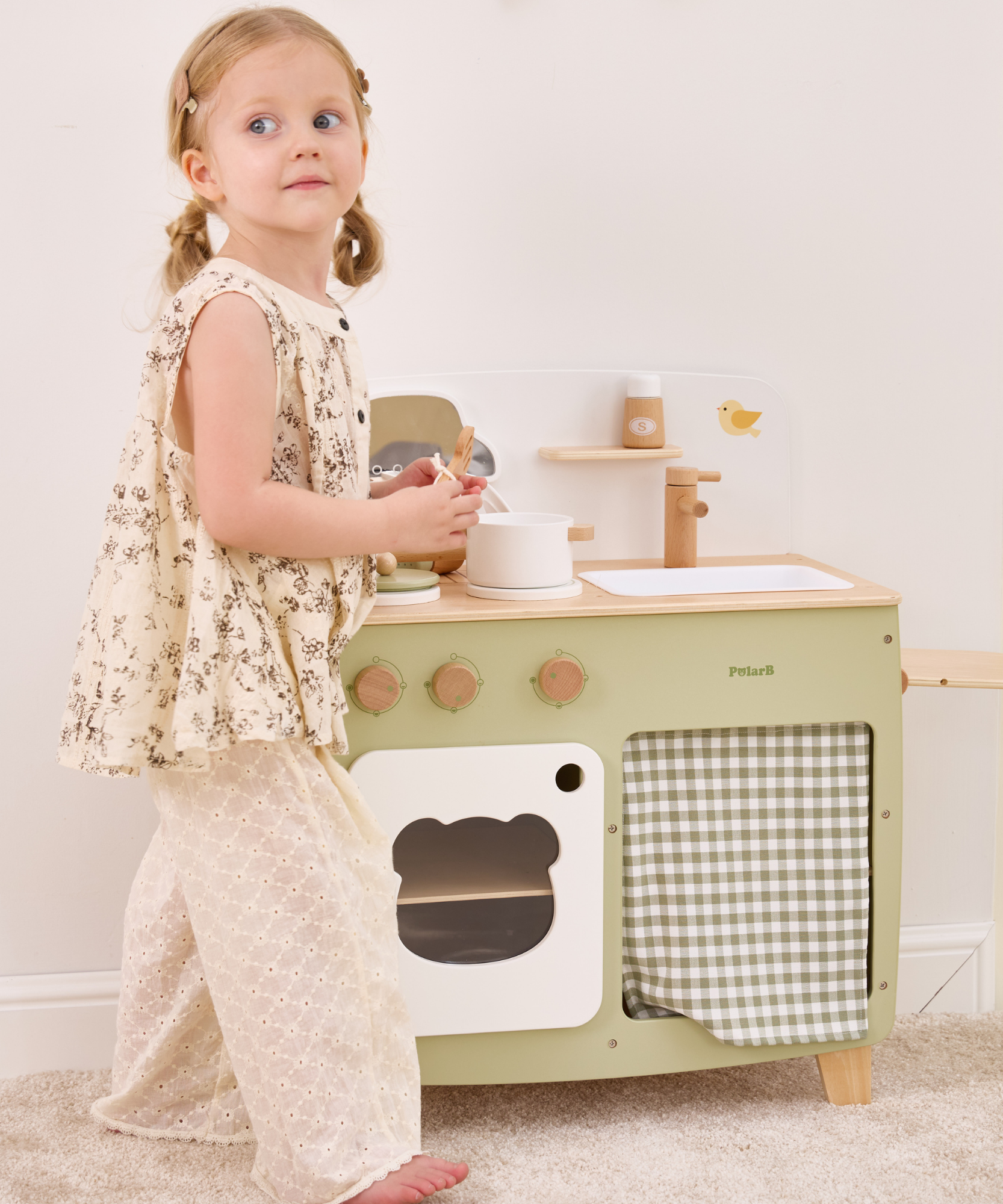 مجموعة مطبخ اللعب الخشبية PolarB للأطفال، لعبة طبخ تظاهرية مع موقد وحوض وفرن وأواني وأواني وطاولة جانبية قابلة للطي، تشجع اللعب الإبداعي والخيالي للأطفال الصغار