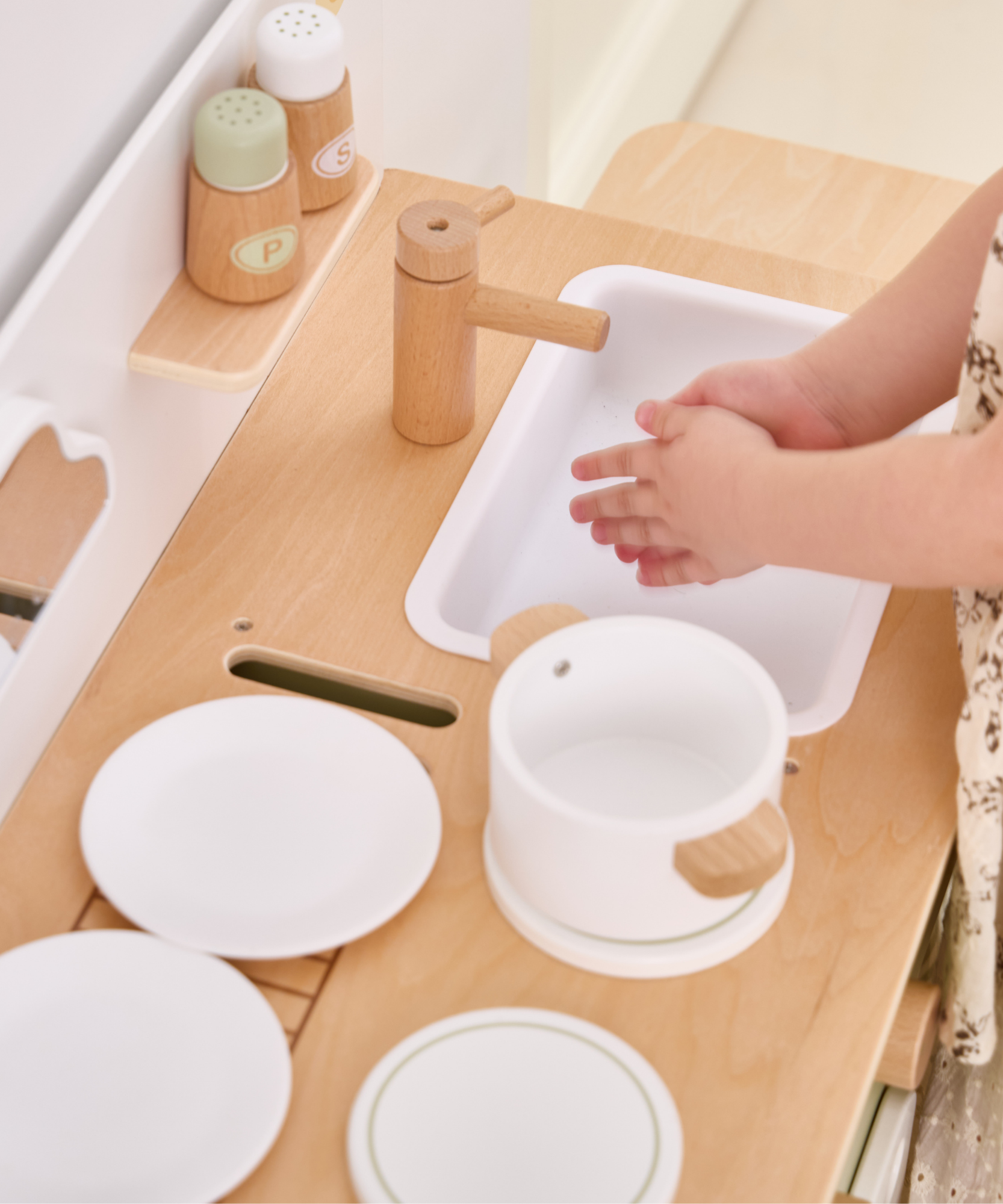 مجموعة مطبخ اللعب الخشبية PolarB للأطفال، لعبة طبخ تظاهرية مع موقد وحوض وفرن وأواني وأواني وطاولة جانبية قابلة للطي، تشجع اللعب الإبداعي والخيالي للأطفال الصغار