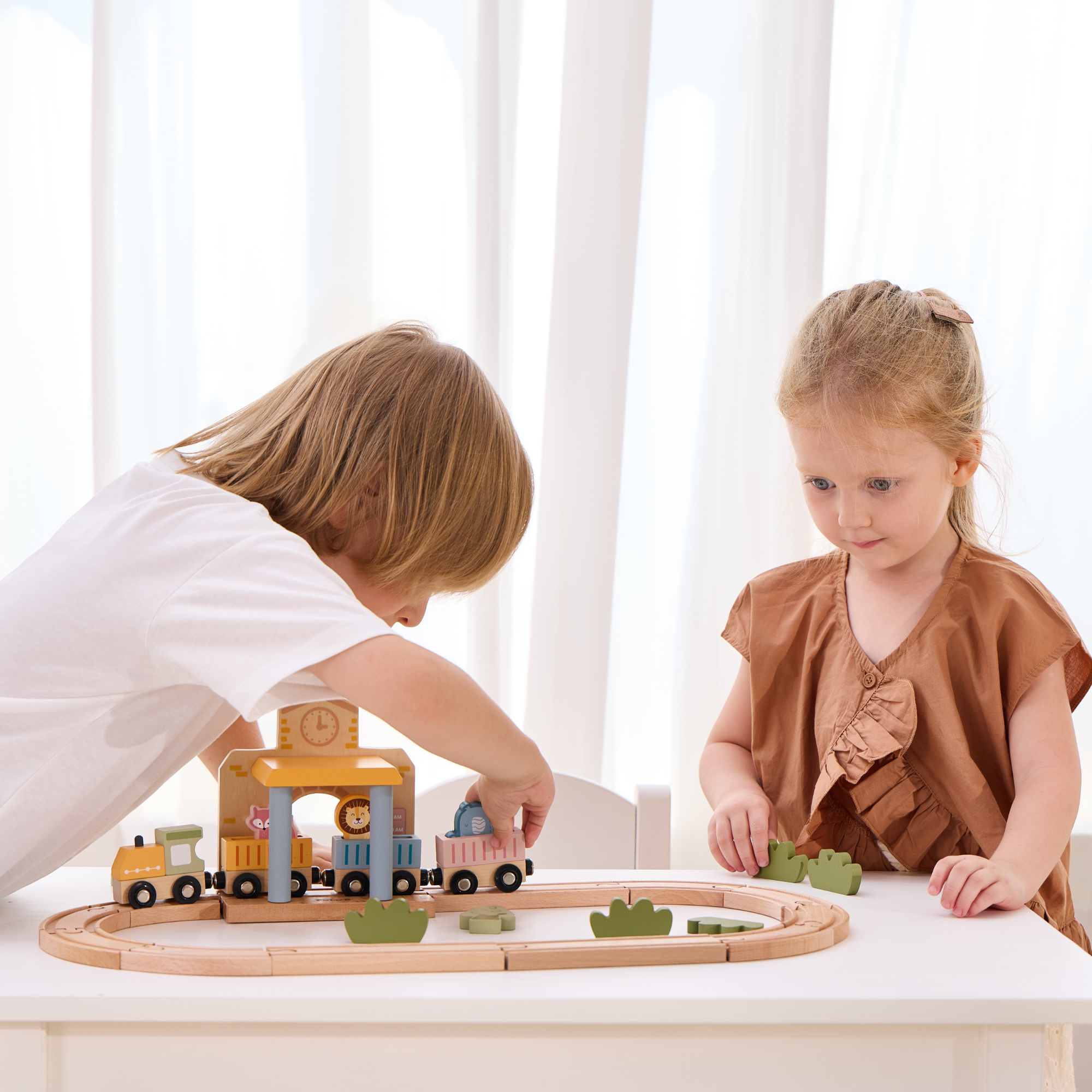 مجموعة قطارات خشبية من PolarB، 30 قطعة مع محطة صوت تفاعلية، ومسارات، وشخصيات حيوانات، وملحقاتها، لعبة تعليمية للأطفال من سن 3 سنوات فما فوق