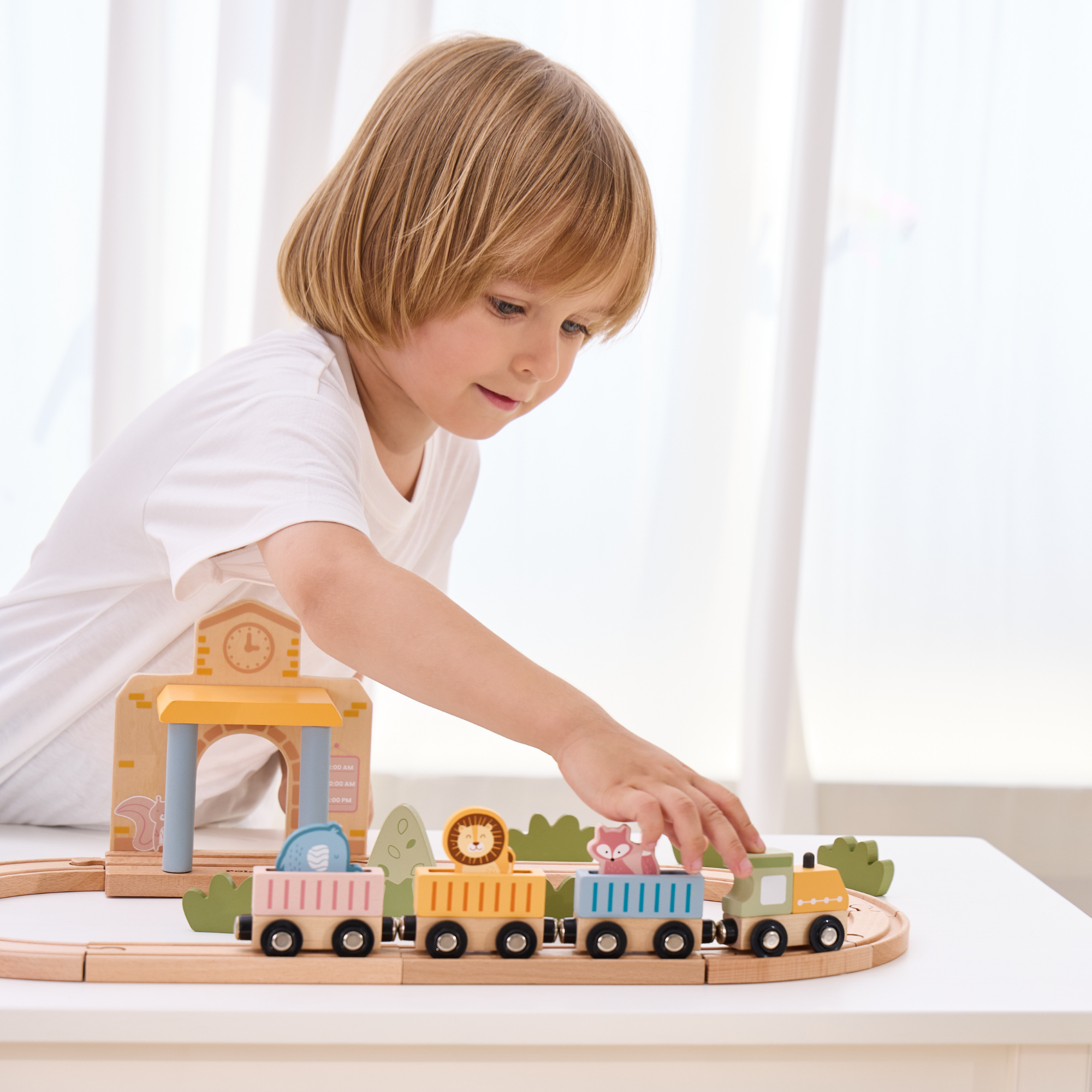 مجموعة قطارات خشبية من PolarB، 30 قطعة مع محطة صوت تفاعلية، ومسارات، وشخصيات حيوانات، وملحقاتها، لعبة تعليمية للأطفال من سن 3 سنوات فما فوق