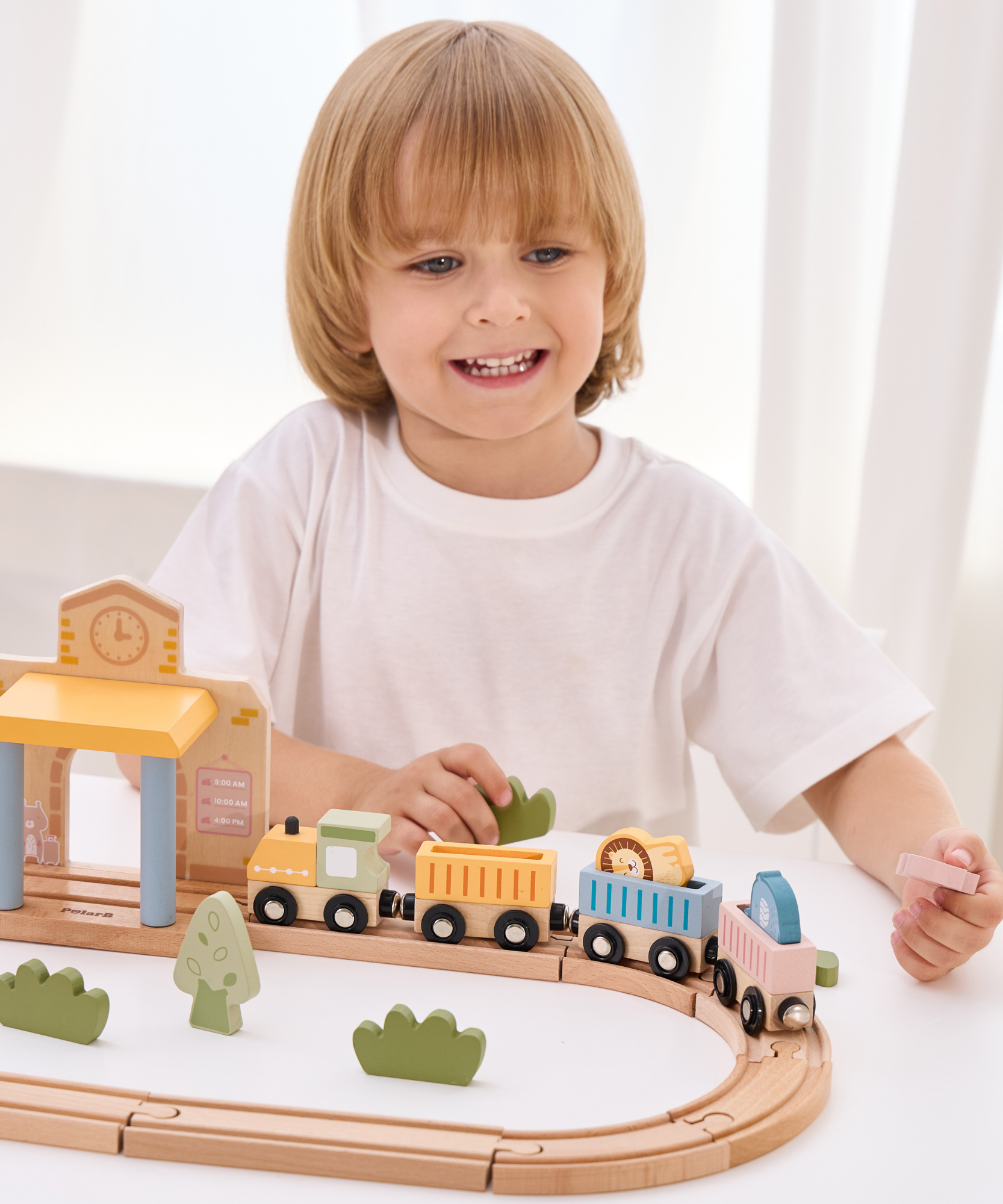 مجموعة قطارات خشبية من PolarB، 30 قطعة مع محطة صوت تفاعلية، ومسارات، وشخصيات حيوانات، وملحقاتها، لعبة تعليمية للأطفال من سن 3 سنوات فما فوق