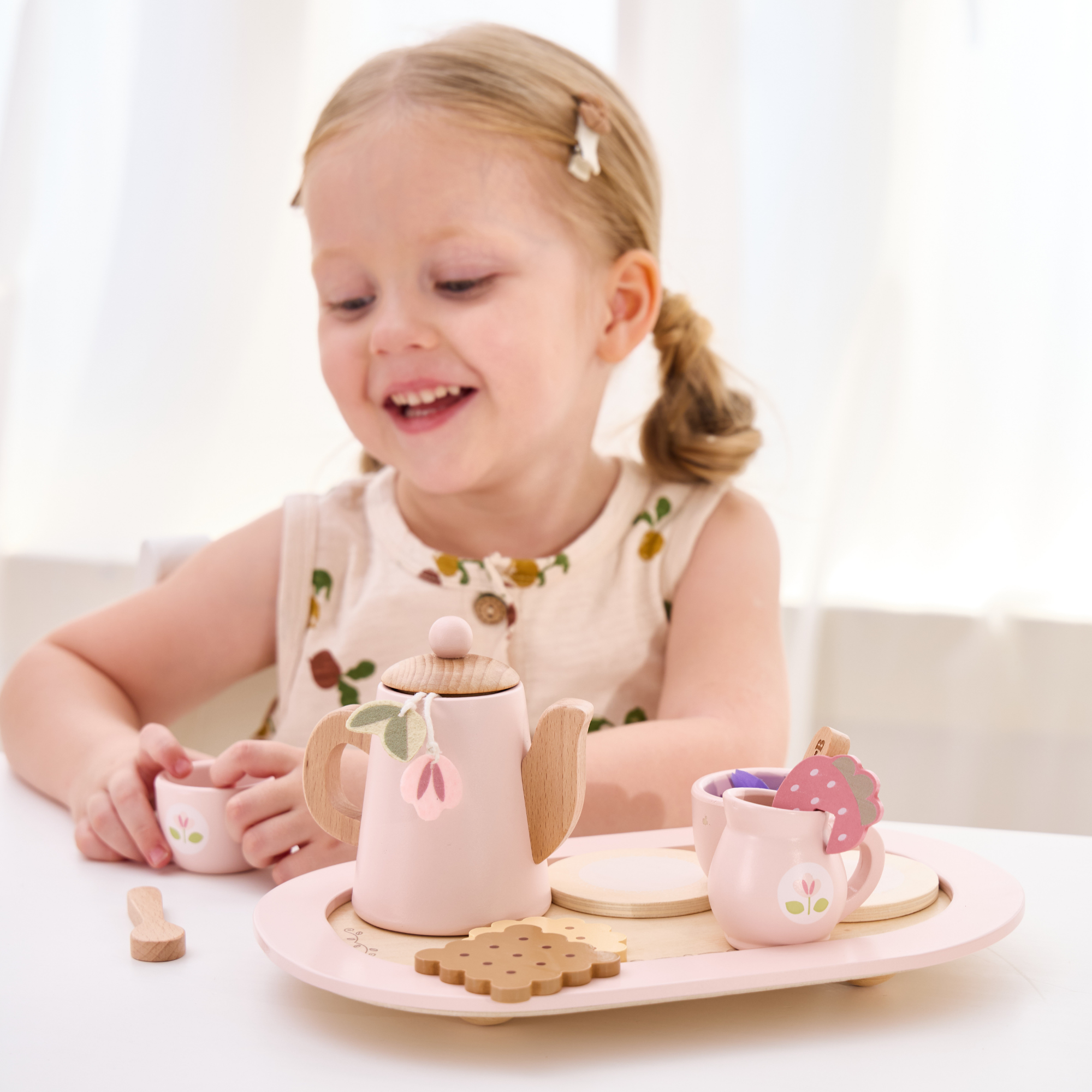 مجموعة حفل الشاي الخشبية من PolarB، مجموعة شاي تظاهرية مع إبريق شاي وأكواب وصينية وبسكويت وملحقات، لعبة لعب الأدوار للأطفال الصغار، من سن 3 سنوات فما فوق