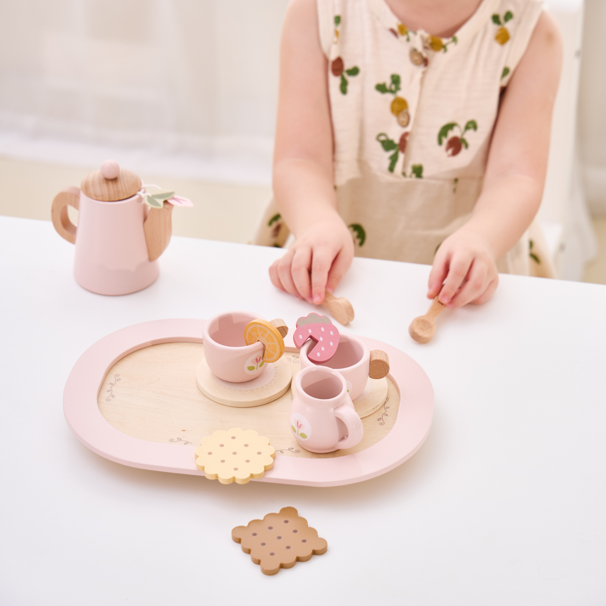 مجموعة حفل الشاي الخشبية من PolarB، مجموعة شاي تظاهرية مع إبريق شاي وأكواب وصينية وبسكويت وملحقات، لعبة لعب الأدوار للأطفال الصغار، من سن 3 سنوات فما فوق