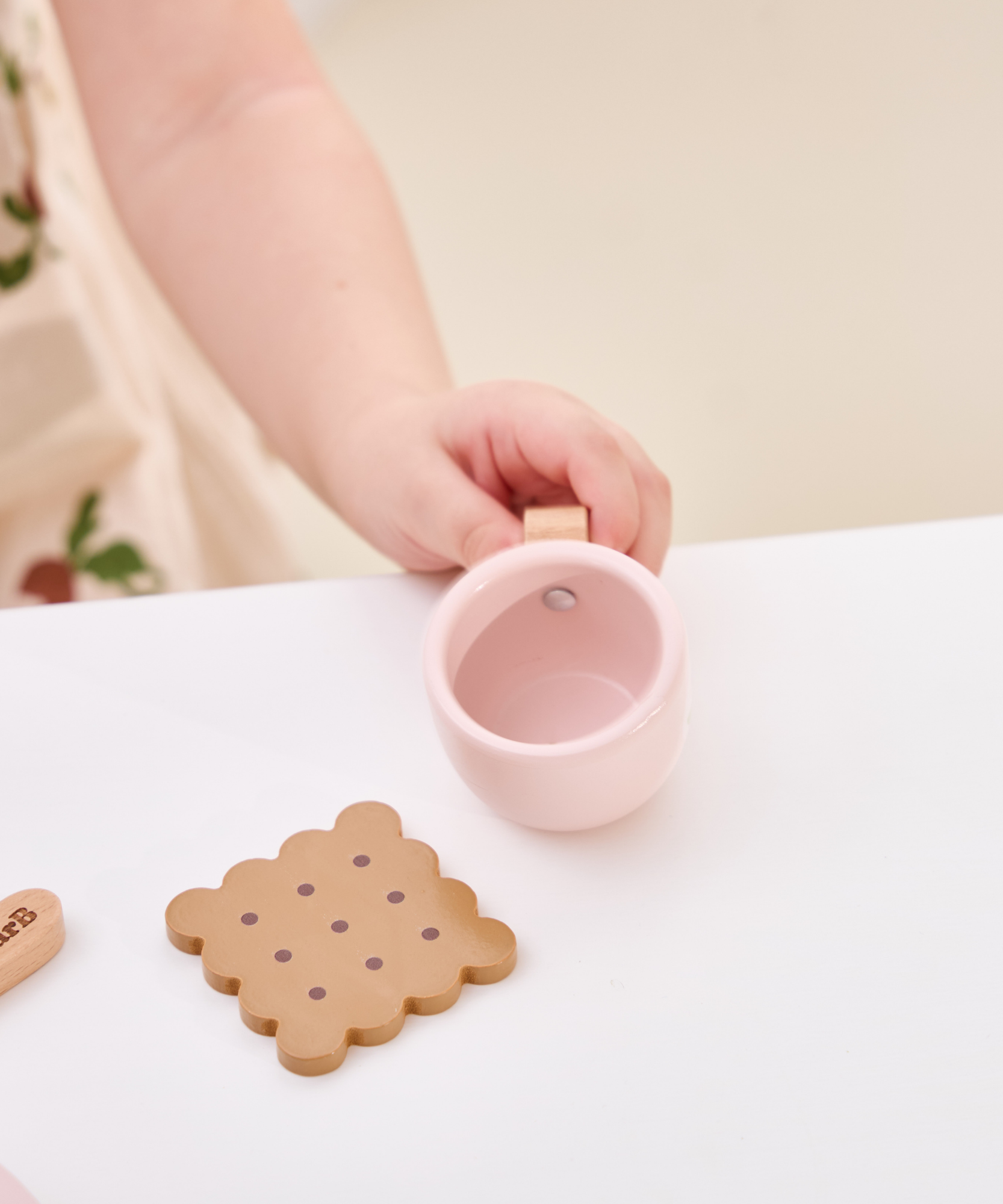 مجموعة حفل الشاي الخشبية من PolarB، مجموعة شاي تظاهرية مع إبريق شاي وأكواب وصينية وبسكويت وملحقات، لعبة لعب الأدوار للأطفال الصغار، من سن 3 سنوات فما فوق