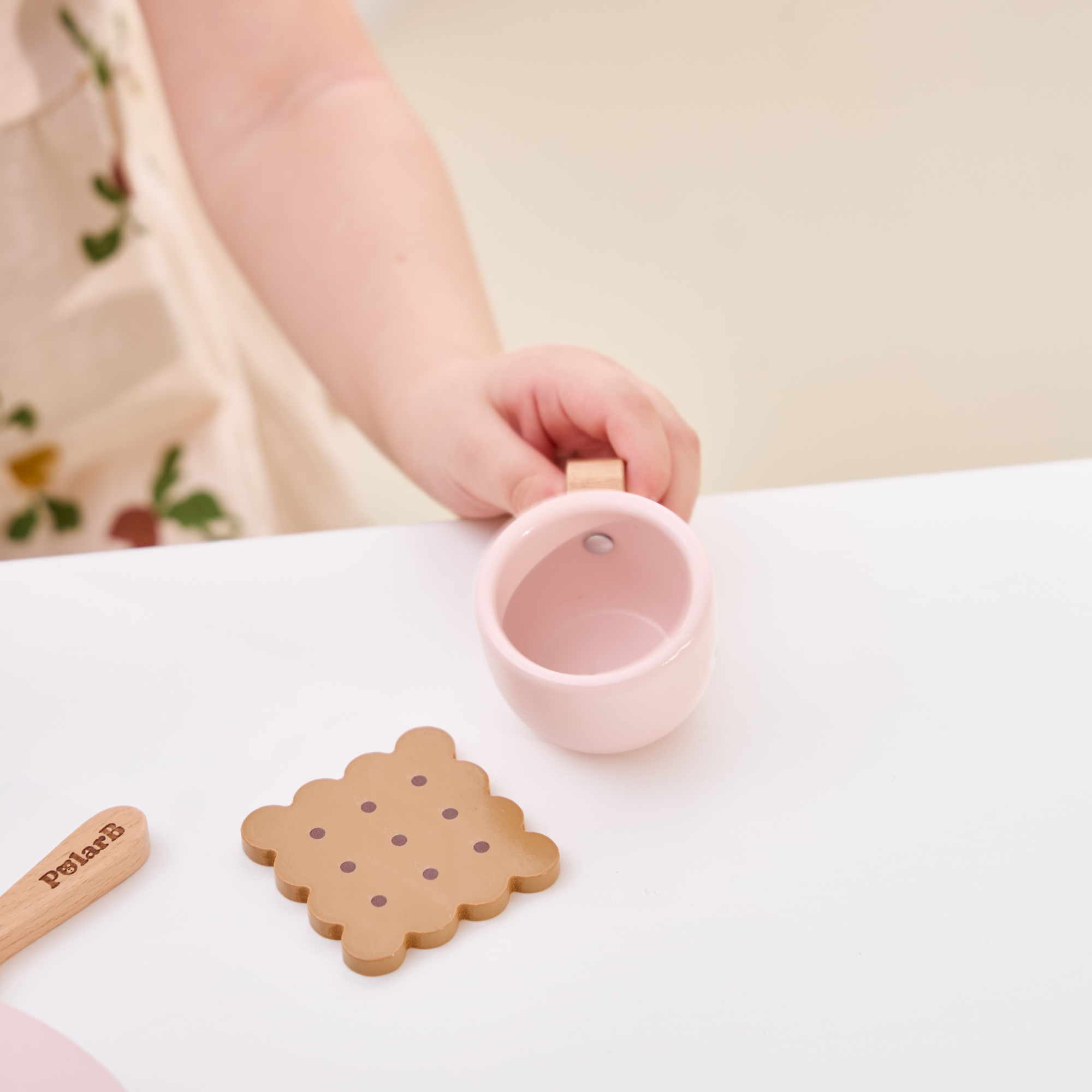 مجموعة حفل الشاي الخشبية من PolarB، مجموعة شاي تظاهرية مع إبريق شاي وأكواب وصينية وبسكويت وملحقات، لعبة لعب الأدوار للأطفال الصغار، من سن 3 سنوات فما فوق