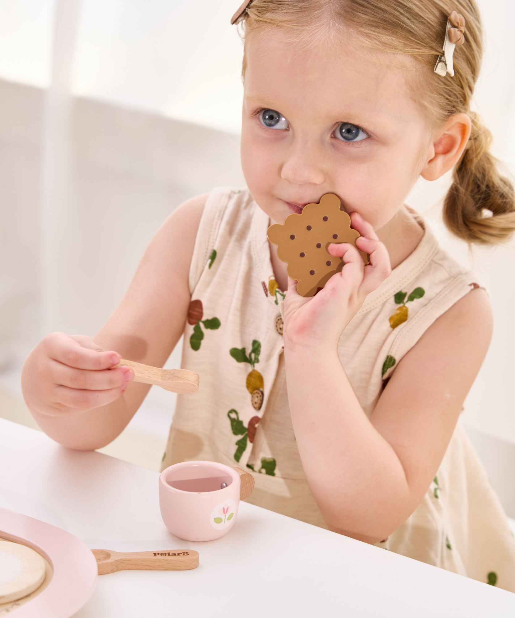 مجموعة حفل الشاي الخشبية من PolarB، مجموعة شاي تظاهرية مع إبريق شاي وأكواب وصينية وبسكويت وملحقات، لعبة لعب الأدوار للأطفال الصغار، من سن 3 سنوات فما فوق