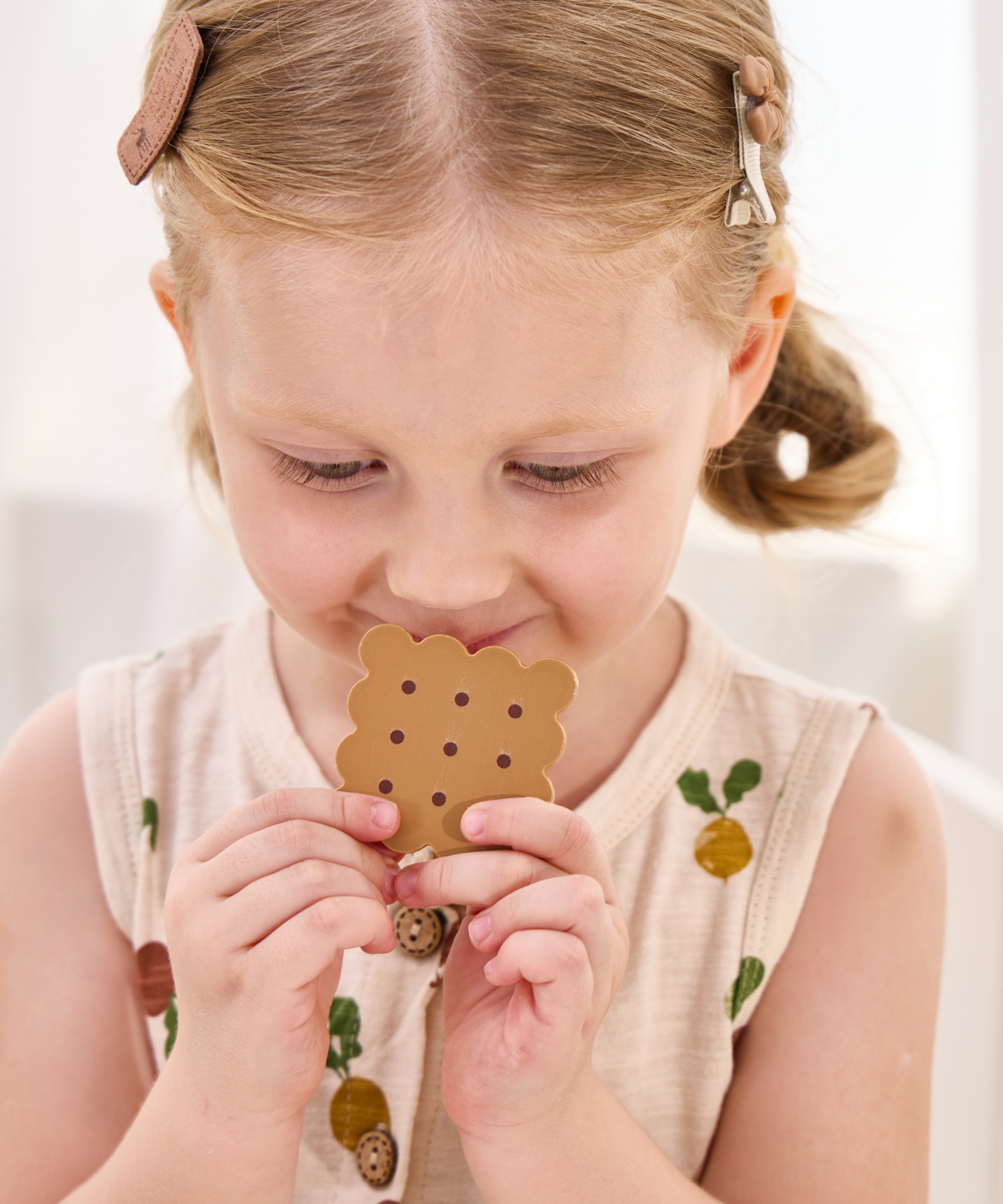 مجموعة حفل الشاي الخشبية من PolarB، مجموعة شاي تظاهرية مع إبريق شاي وأكواب وصينية وبسكويت وملحقات، لعبة لعب الأدوار للأطفال الصغار، من سن 3 سنوات فما فوق