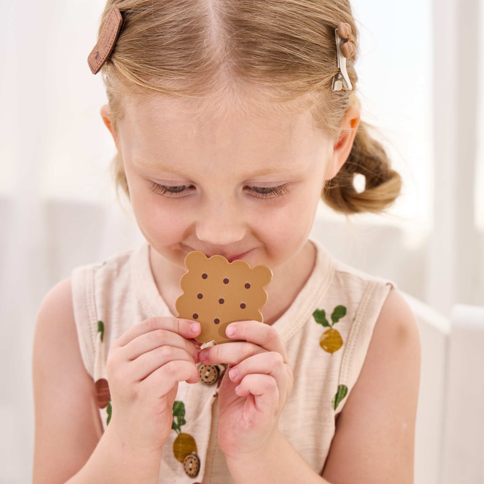 مجموعة حفل الشاي الخشبية من PolarB، مجموعة شاي تظاهرية مع إبريق شاي وأكواب وصينية وبسكويت وملحقات، لعبة لعب الأدوار للأطفال الصغار، من سن 3 سنوات فما فوق