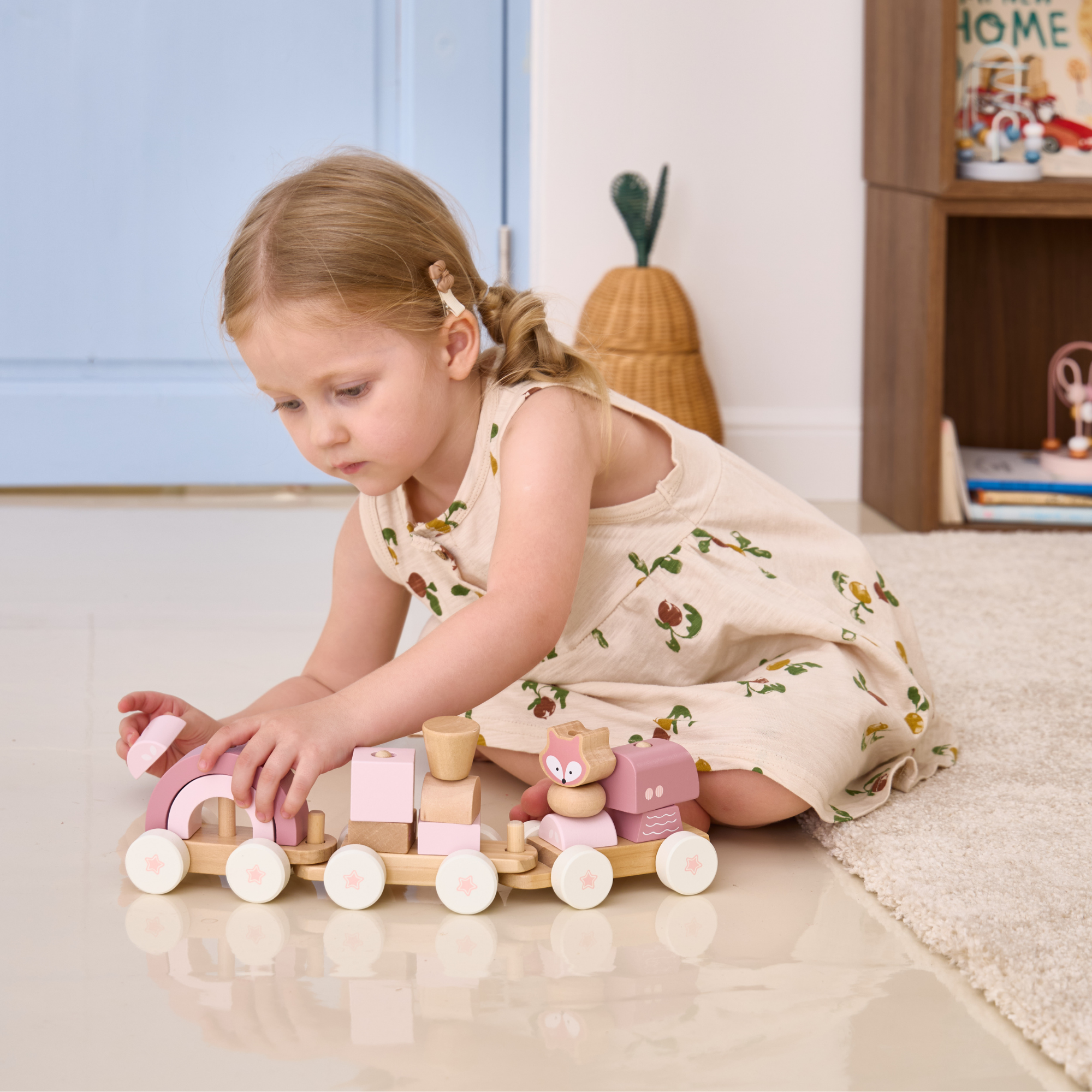 قطار بولار بي المتراص، لعبة خشبية بثلاث عربات مع 14 مكعبًا، بتصميم ثعلب باللون الوردي الباستيل، مناسبة للأطفال من عمر 18 شهرًا فما فوق