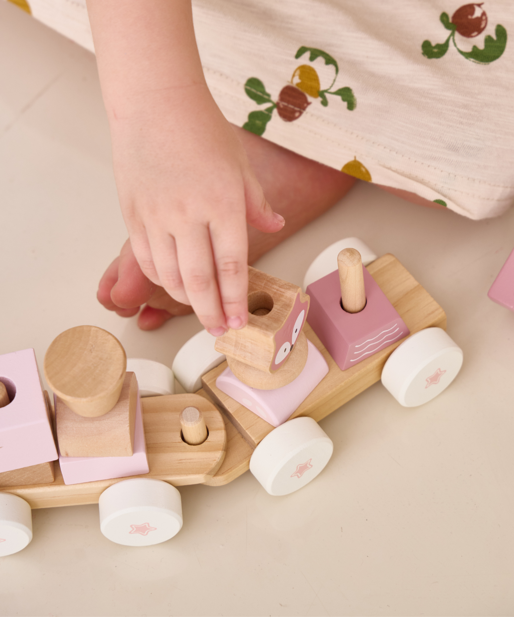 قطار بولار بي المتراص، لعبة خشبية بثلاث عربات مع 14 مكعبًا، بتصميم ثعلب باللون الوردي الباستيل، مناسبة للأطفال من عمر 18 شهرًا فما فوق