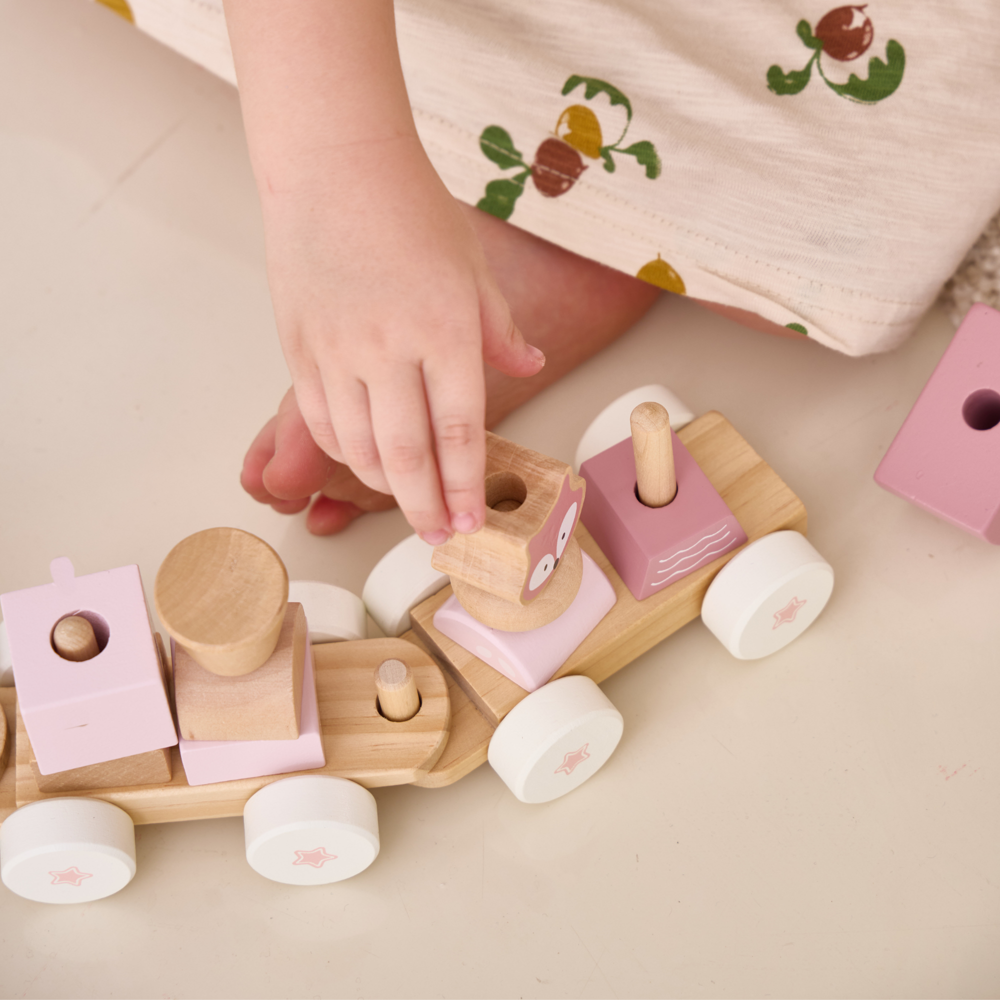 قطار بولار بي المتراص، لعبة خشبية بثلاث عربات مع 14 مكعبًا، بتصميم ثعلب باللون الوردي الباستيل، مناسبة للأطفال من عمر 18 شهرًا فما فوق