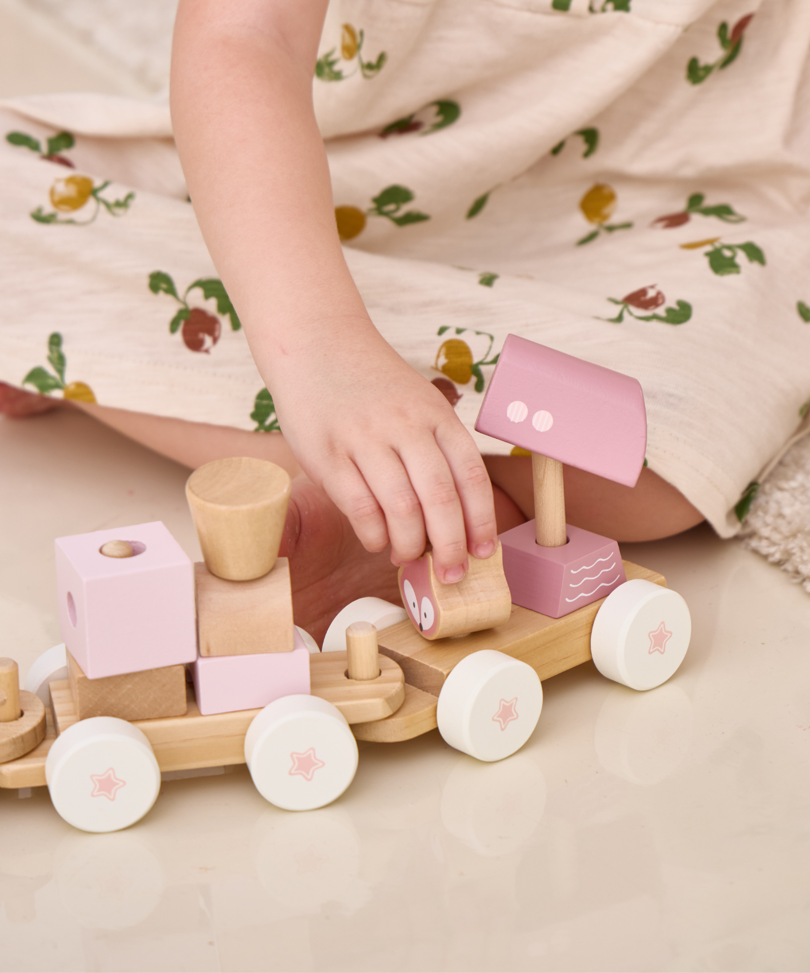 قطار بولار بي المتراص، لعبة خشبية بثلاث عربات مع 14 مكعبًا، بتصميم ثعلب باللون الوردي الباستيل، مناسبة للأطفال من عمر 18 شهرًا فما فوق