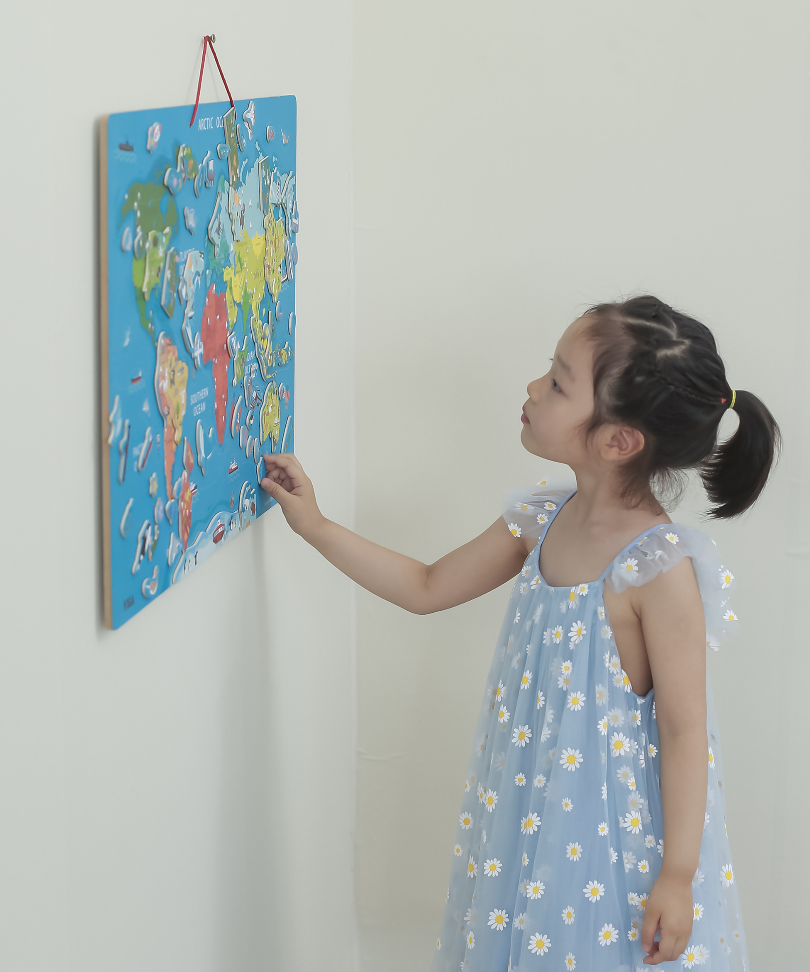 لوحة مسح جاف من فيجا مع أحجية عالم مغناطيسية، لعبة مونتيسوري خشبية، تنمي المهارات الحسية والإدراكية والحركية الدقيقة، لعبة تعليمية للأطفال غير سامة وصديقة للبيئة، مناسبة للأطفال من سن 3 سنوات فما فوق