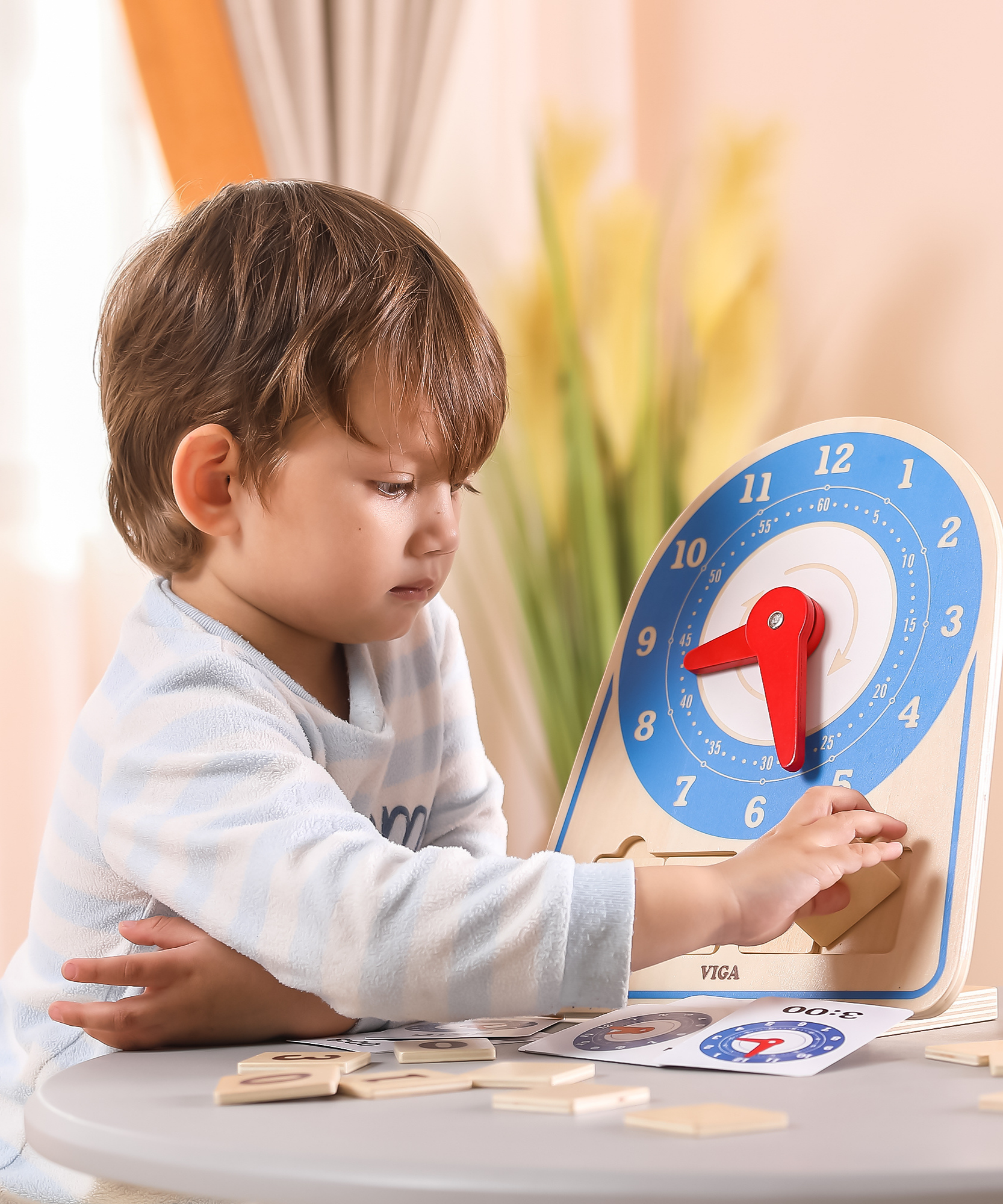 ساعة مونتيسوري التعليمية من فيجا، لعبة خشبية لتعليم الوقت بأيدٍ وبطاقات متحركة، تُنمي المنطق والمهارات الحركية الدقيقة، صديقة للبيئة وغير سامة، للأولاد والبنات من سن 3 سنوات فما فوق