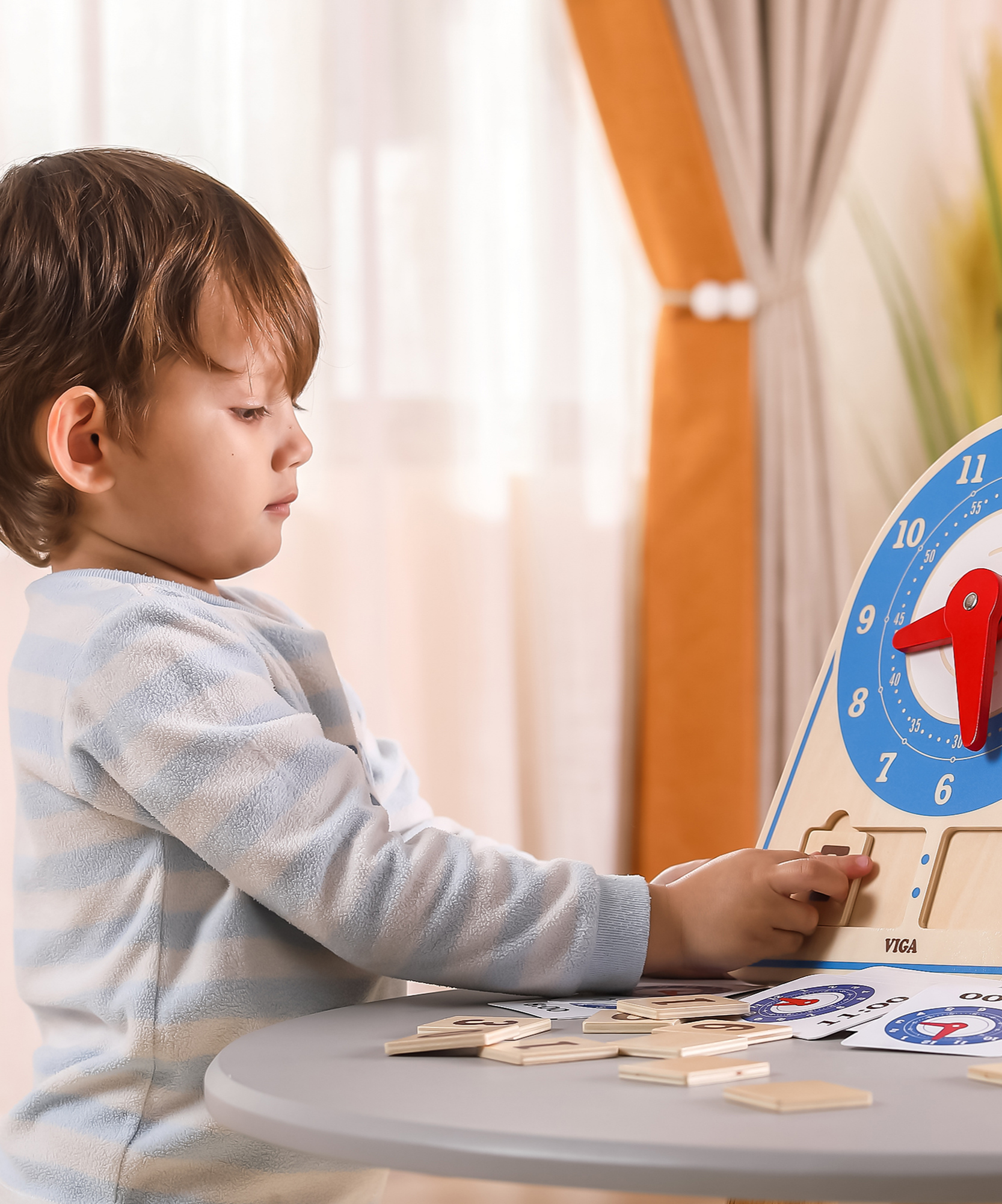 ساعة مونتيسوري التعليمية من فيجا، لعبة خشبية لتعليم الوقت بأيدٍ وبطاقات متحركة، تُنمي المنطق والمهارات الحركية الدقيقة، صديقة للبيئة وغير سامة، للأولاد والبنات من سن 3 سنوات فما فوق