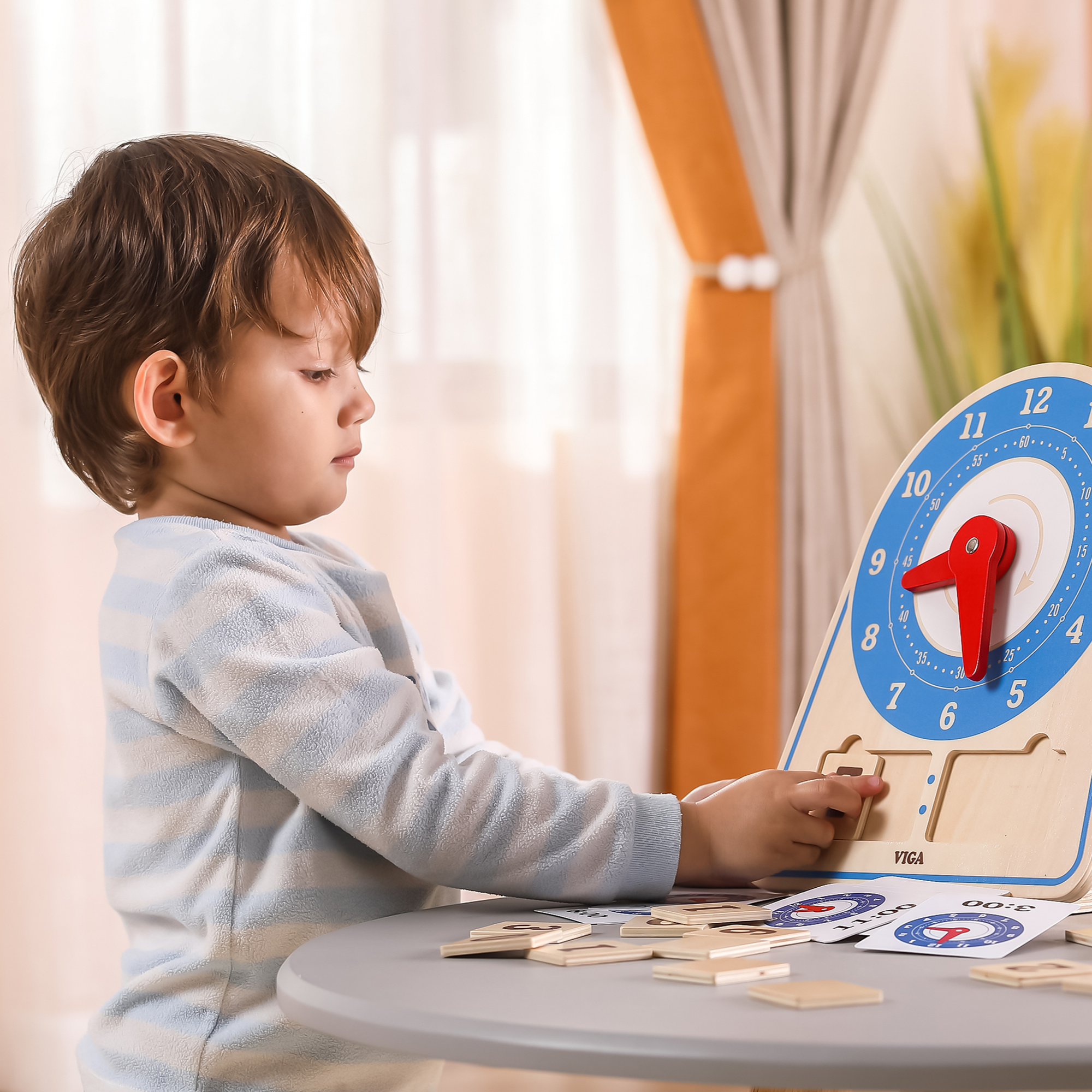 ساعة مونتيسوري التعليمية من فيجا، لعبة خشبية لتعليم الوقت بأيدٍ وبطاقات متحركة، تُنمي المنطق والمهارات الحركية الدقيقة، صديقة للبيئة وغير سامة، للأولاد والبنات من سن 3 سنوات فما فوق