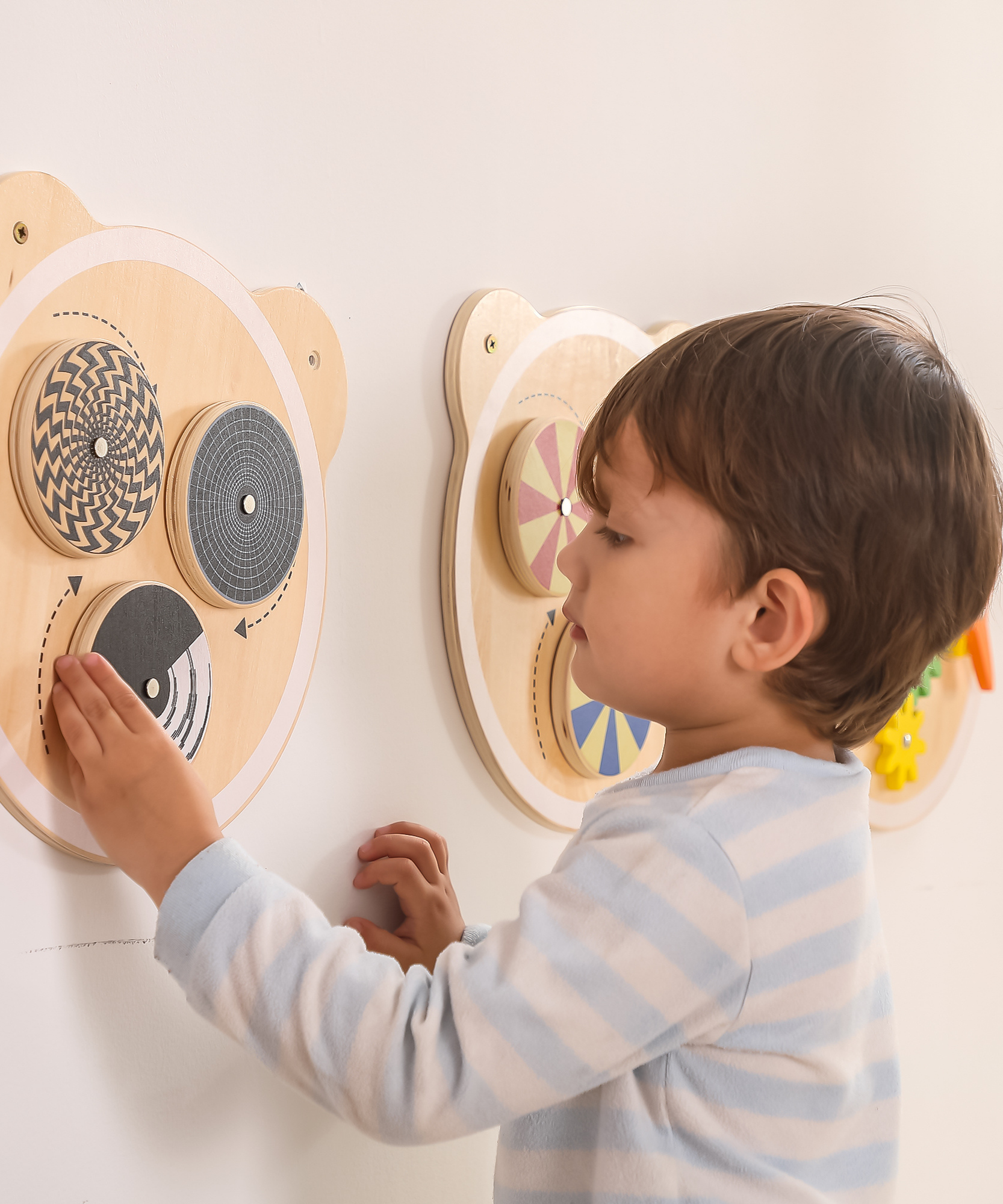 Viga Wooden Turning Windmill, 6-Piece Gear Activity Panel, Montessori Wall-Mounted Toy, Develops Fine Motor Skills, Logic & Cause-Effect Learning, Eco-Friendly & Non-Toxic, for Toddlers 18M+
