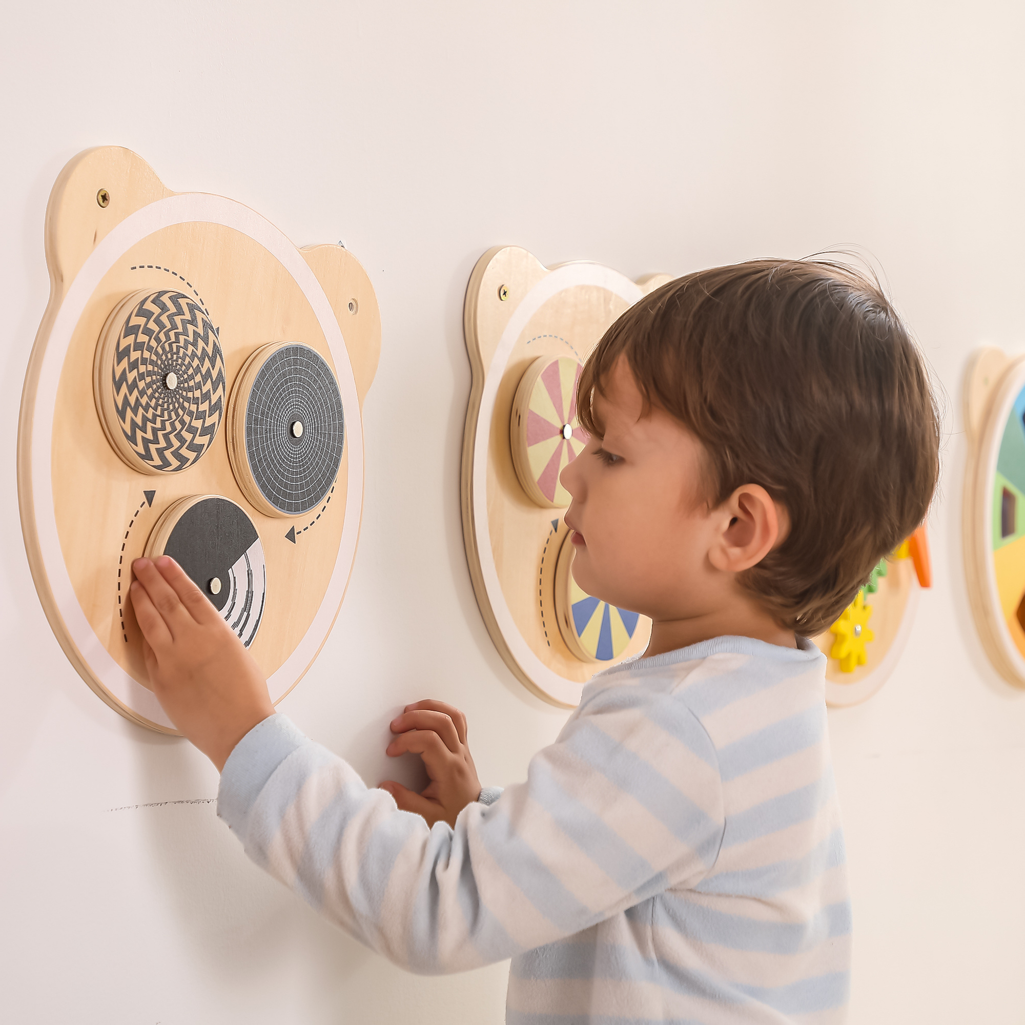 Viga Wooden Turning Windmill, 6-Piece Gear Activity Panel, Montessori Wall-Mounted Toy, Develops Fine Motor Skills, Logic & Cause-Effect Learning, Eco-Friendly & Non-Toxic, for Toddlers 18M+