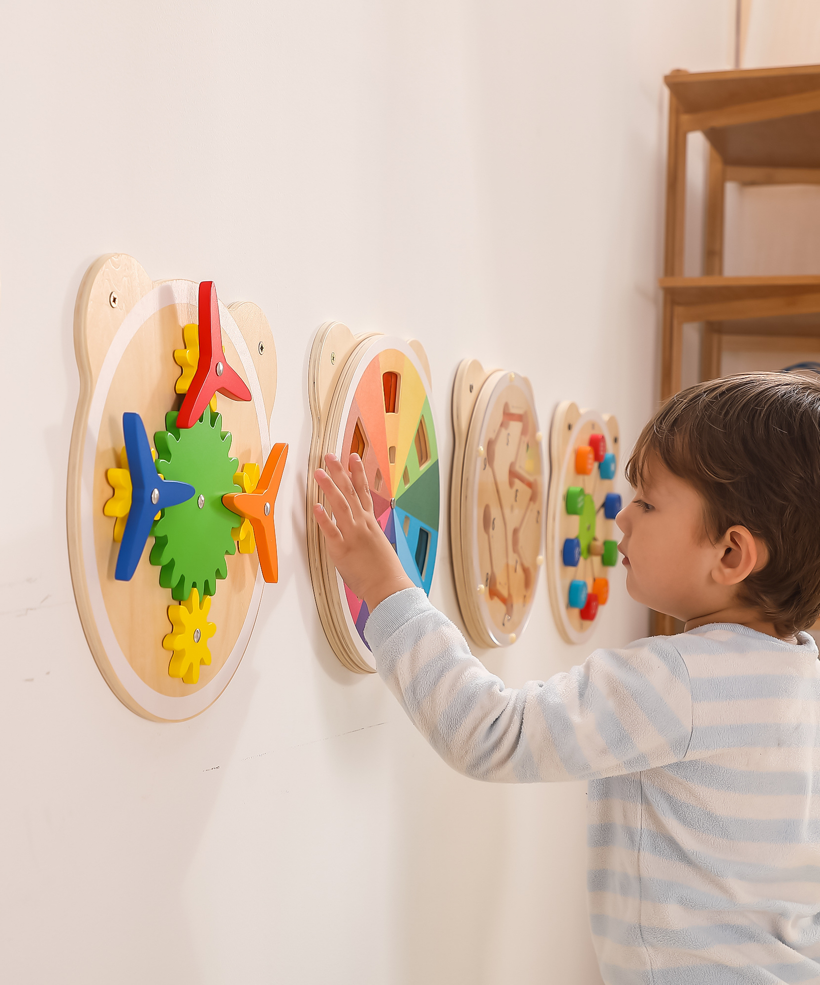 Viga Wooden Turning Windmill, 6-Piece Gear Activity Panel, Montessori Wall-Mounted Toy, Develops Fine Motor Skills, Logic & Cause-Effect Learning, Eco-Friendly & Non-Toxic, for Toddlers 18M+