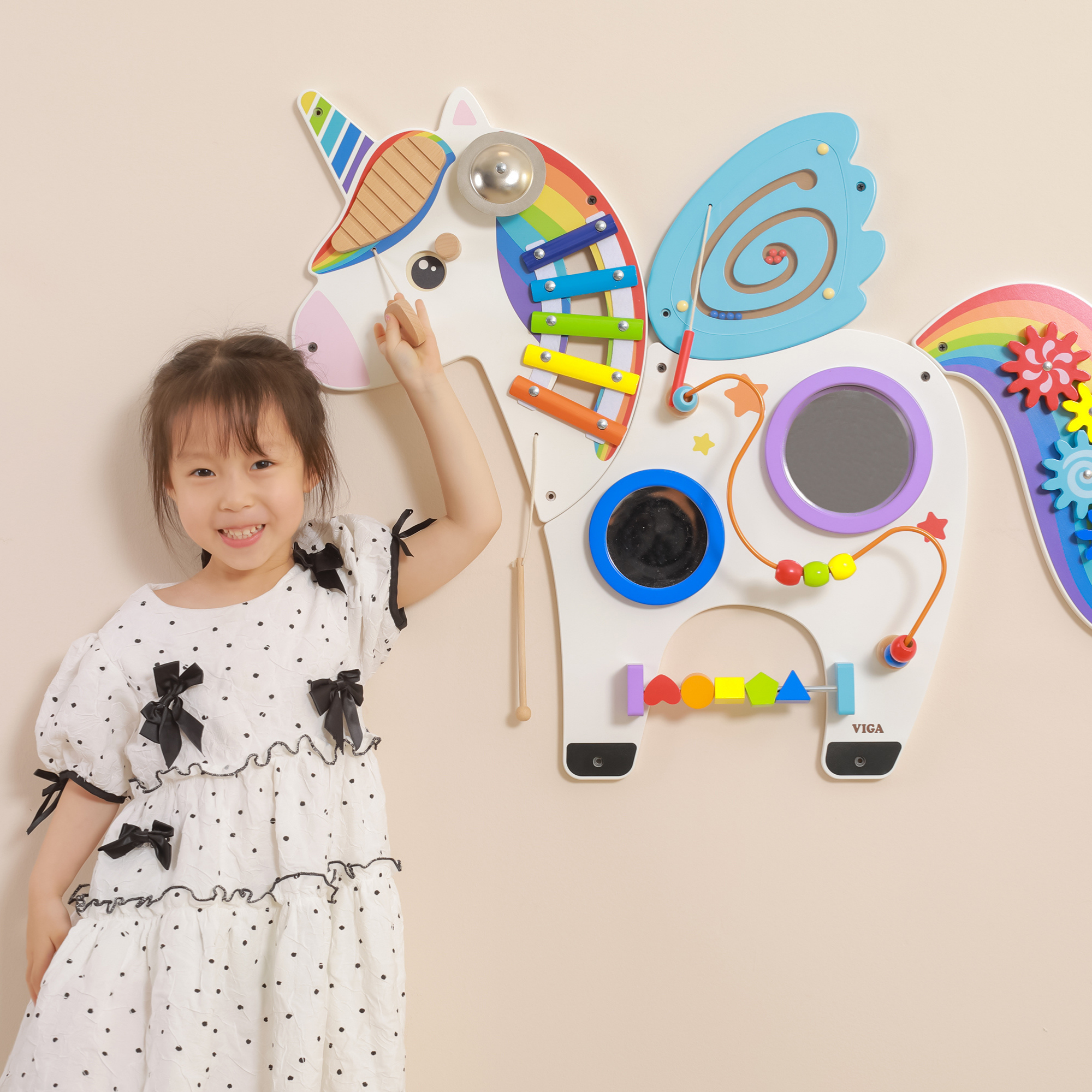 لعبة حائط حسية على شكل وحيد القرن من فيجا، لوحة خشبية متعددة الأنشطة من مونتيسوري مع تروس ومتاهة من الخرز وإكسيليفون، تُنمّي المهارات الحركية والتعلم العاطفي، صديقة للبيئة وغير سامة، للأعمار من 18 شهرًا فما فوق