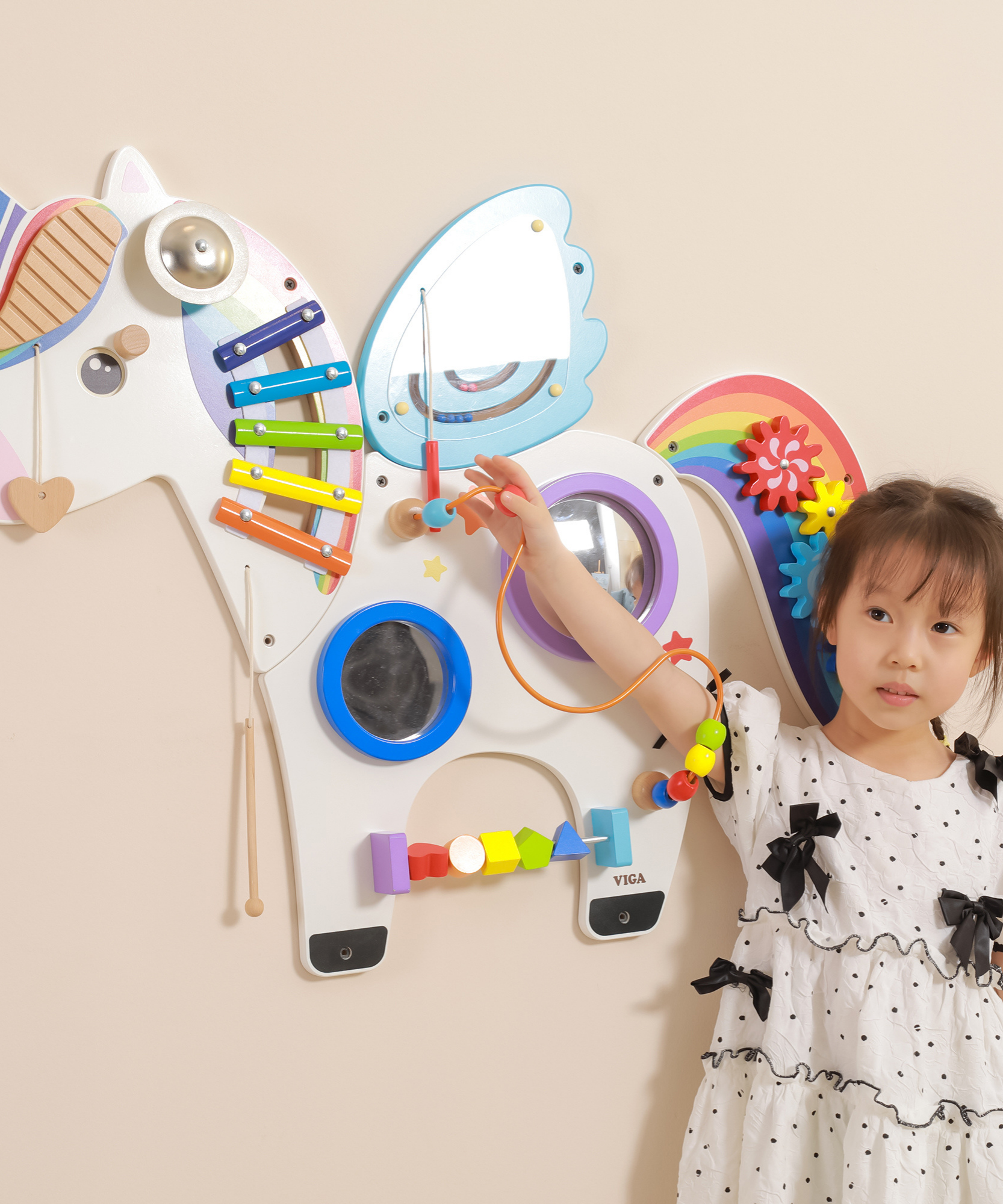 لعبة حائط حسية على شكل وحيد القرن من فيجا، لوحة خشبية متعددة الأنشطة من مونتيسوري مع تروس ومتاهة من الخرز وإكسيليفون، تُنمّي المهارات الحركية والتعلم العاطفي، صديقة للبيئة وغير سامة، للأعمار من 18 شهرًا فما فوق