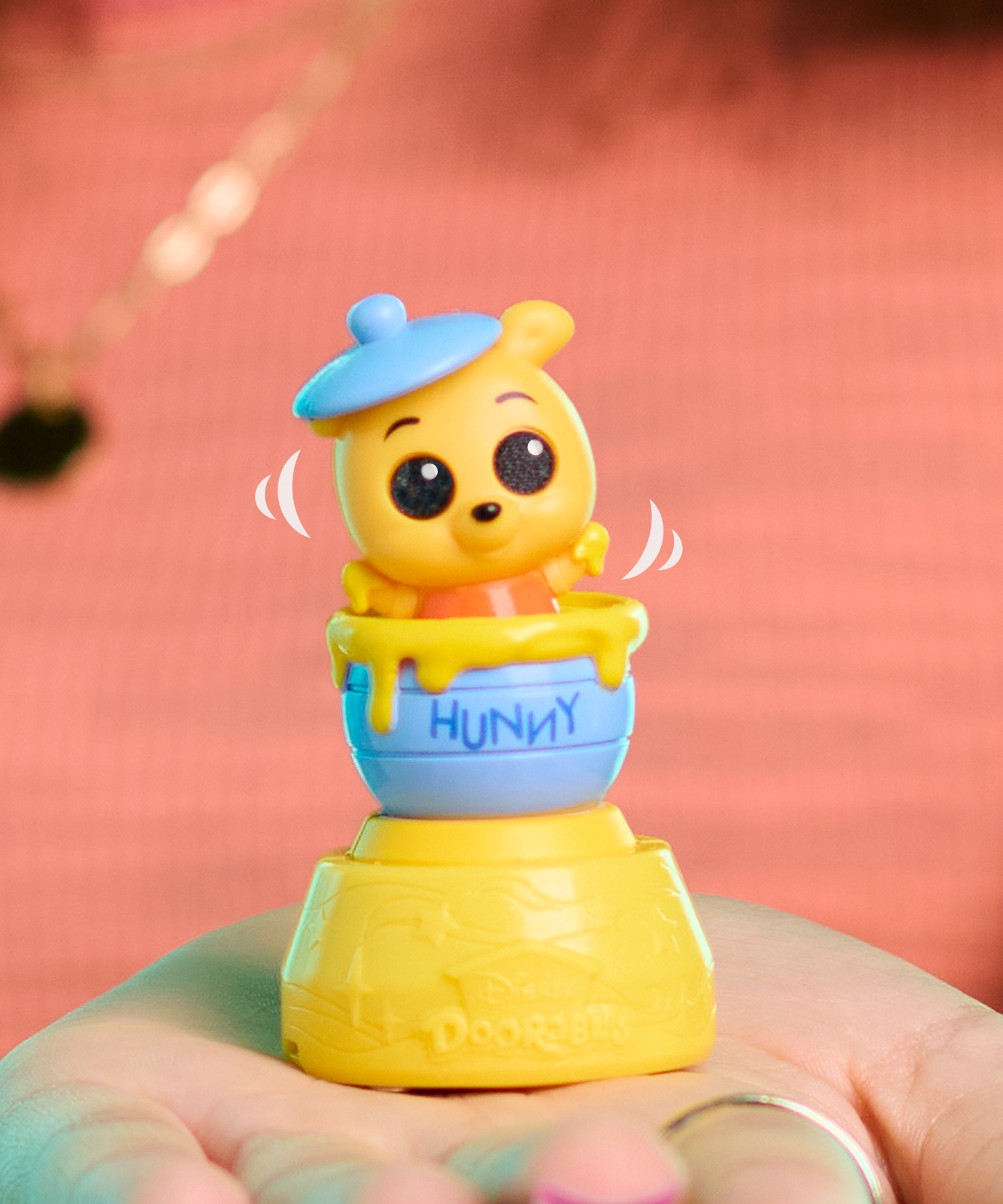 تتميز كبسولات ديزني دورابلز مايكرو موشن سيريز 1 بـ 1 من 12 شخصية متحركة صغيرة قابلة للتجميع، لعبة صغيرة مقاس 1.5 بوصة (3.8 سم)، لعبة أطفال مرخصة رسميًا للأعمار من 5 سنوات فما فوق من جاست بلاي