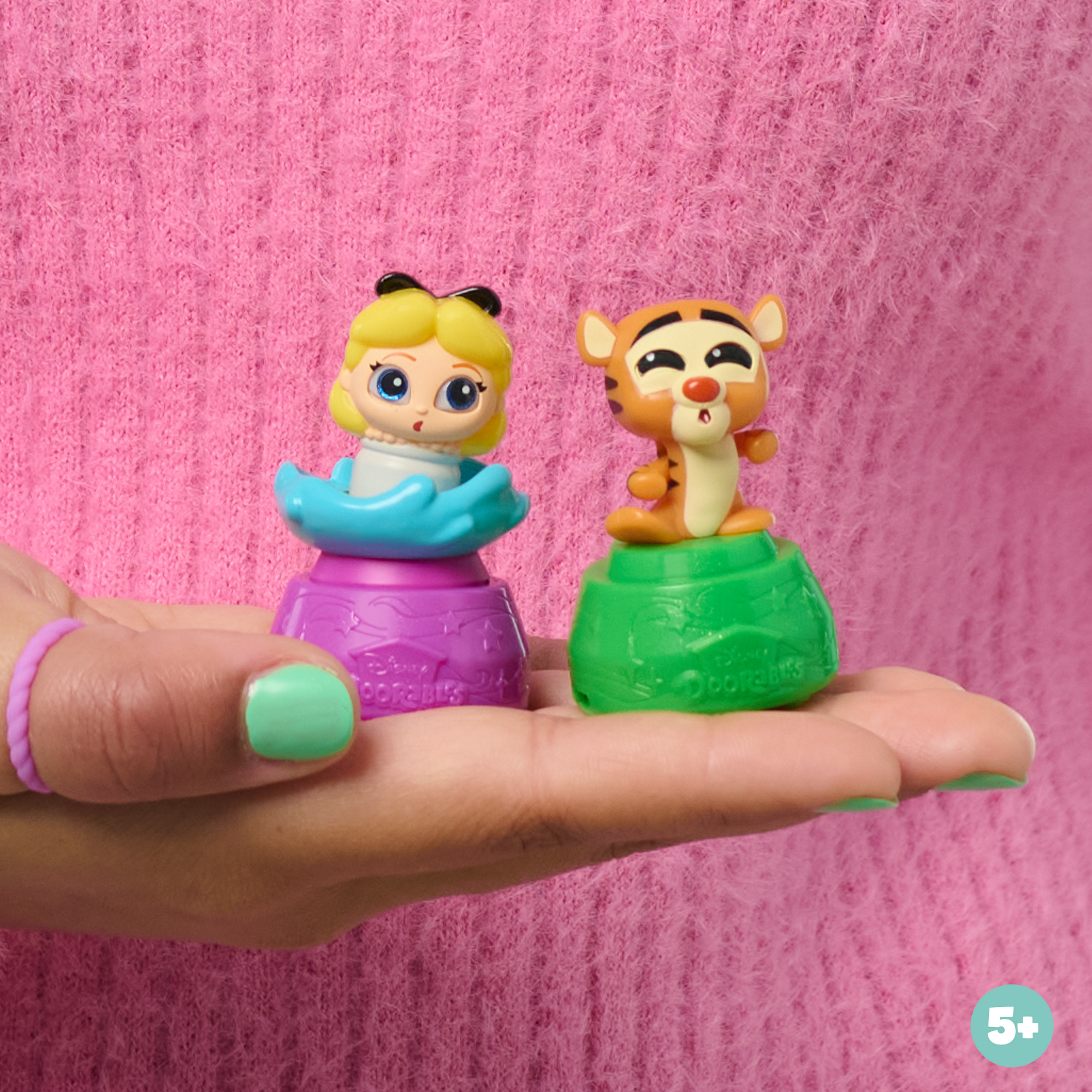 تتميز كبسولات ديزني دورابلز مايكرو موشن سيريز 1 بـ 1 من 12 شخصية متحركة صغيرة قابلة للتجميع، لعبة صغيرة مقاس 1.5 بوصة (3.8 سم)، لعبة أطفال مرخصة رسميًا للأعمار من 5 سنوات فما فوق من جاست بلاي