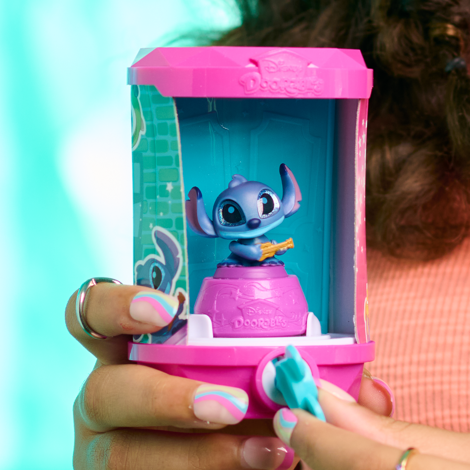 تتميز كبسولات ديزني دورابلز مايكرو موشن سيريز 1 بـ 1 من 12 شخصية متحركة صغيرة قابلة للتجميع، لعبة صغيرة مقاس 1.5 بوصة (3.8 سم)، لعبة أطفال مرخصة رسميًا للأعمار من 5 سنوات فما فوق من جاست بلاي