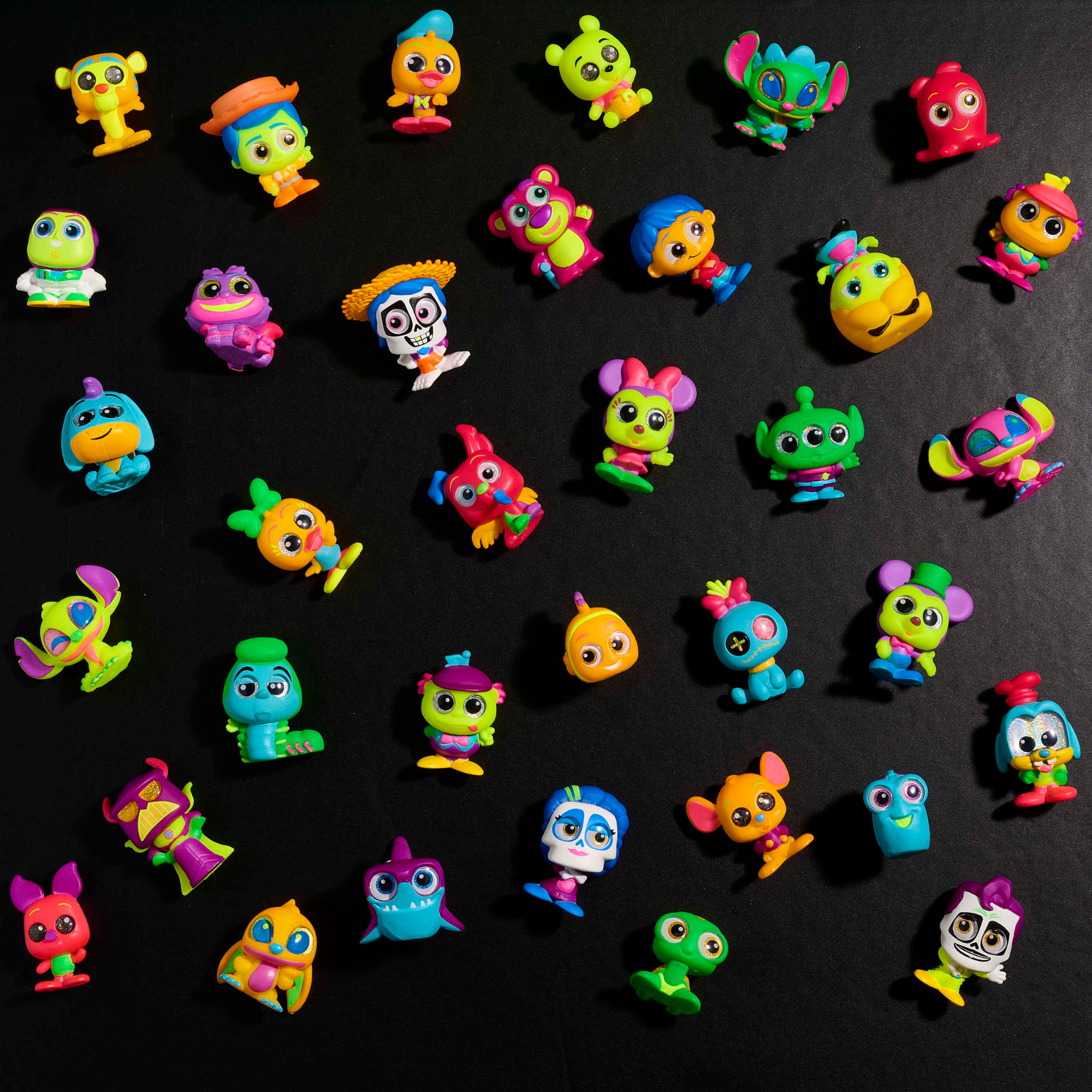 تتميز مجموعة Disney Doorables Neon Glow Peek بـ 2 حقيبة مرئية و3 حقائب مخفية مقاس 1.5 بوصة (3.8 سم) مجسمات صغيرة قابلة للتجميع، 5 من 35 مجسمًا قابلًا للتجميع، لعبة أطفال مرخصة رسميًا للأعمار من 5 سنوات فما فوق من Just Play