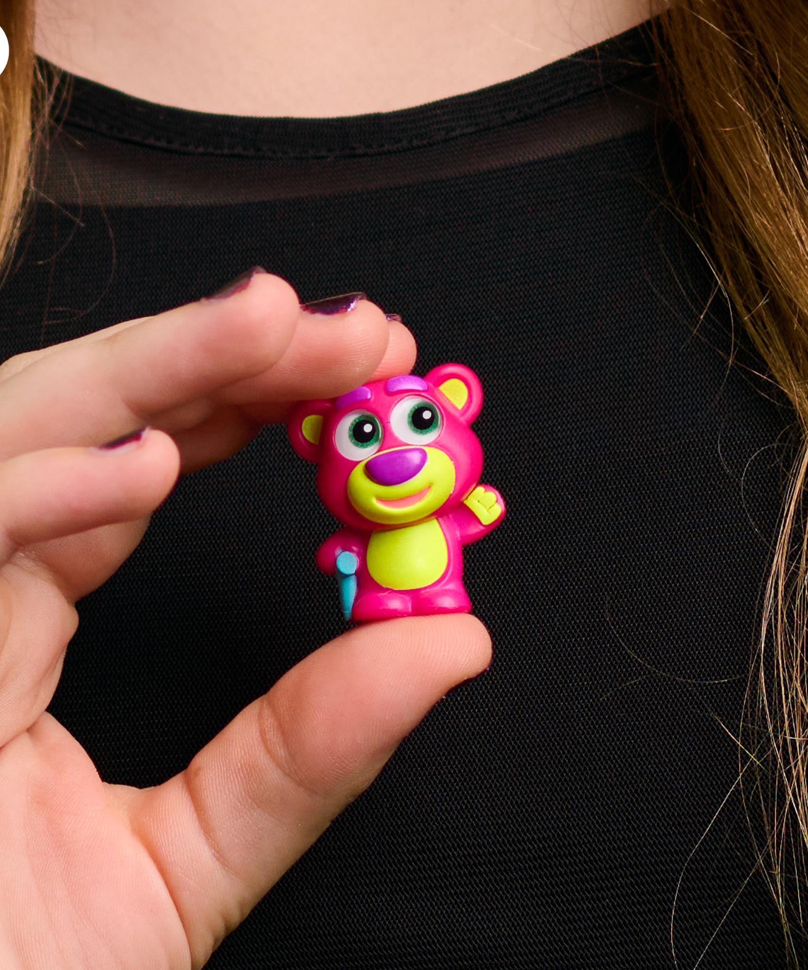 تتميز مجموعة Disney Doorables Neon Glow Peek بـ 2 حقيبة مرئية و3 حقائب مخفية مقاس 1.5 بوصة (3.8 سم) مجسمات صغيرة قابلة للتجميع، 5 من 35 مجسمًا قابلًا للتجميع، لعبة أطفال مرخصة رسميًا للأعمار من 5 سنوات فما فوق من Just Play