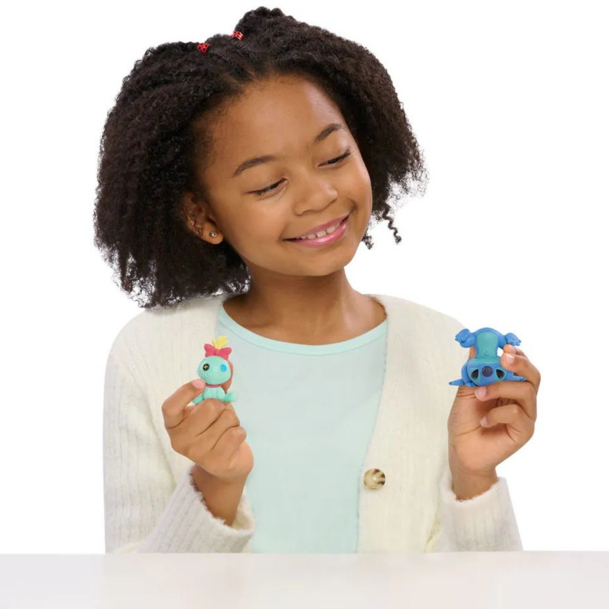 مجموعة ديزني ليلو وستيتش المكونة من قطعتين بحجم 6 سم (2.35 بوصة) من شخصيات ستيتش القابلة للتجميع، تتميز بسكرامب، وهي ألعاب أطفال مرخصة رسميًا من جاست بلاي، مناسبة للأطفال من الأولاد والبنات، من سن 3 سنوات فما فوق