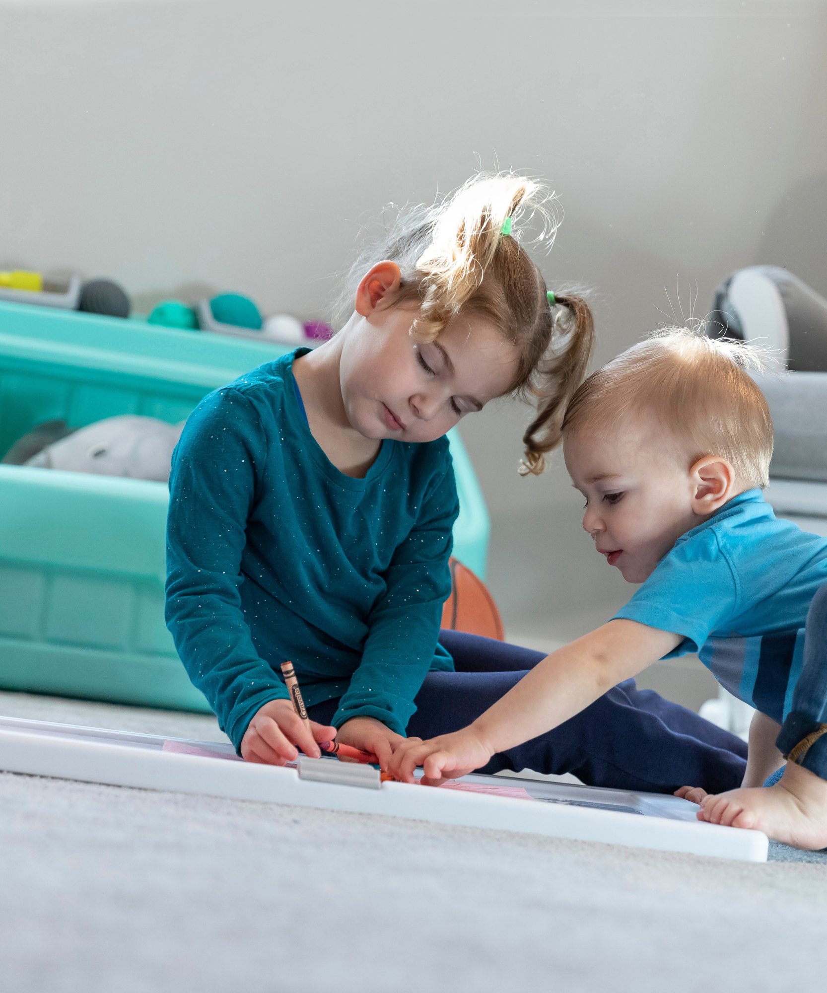 Step2 2 in 1 Toy Box and Art Lid, Multi-Functional Indoor Kids Toy Bin with Clip, 4.5 Cubic Feet Storage Compartment Space, Suitable for Children both Boys and Girls Aged 2+