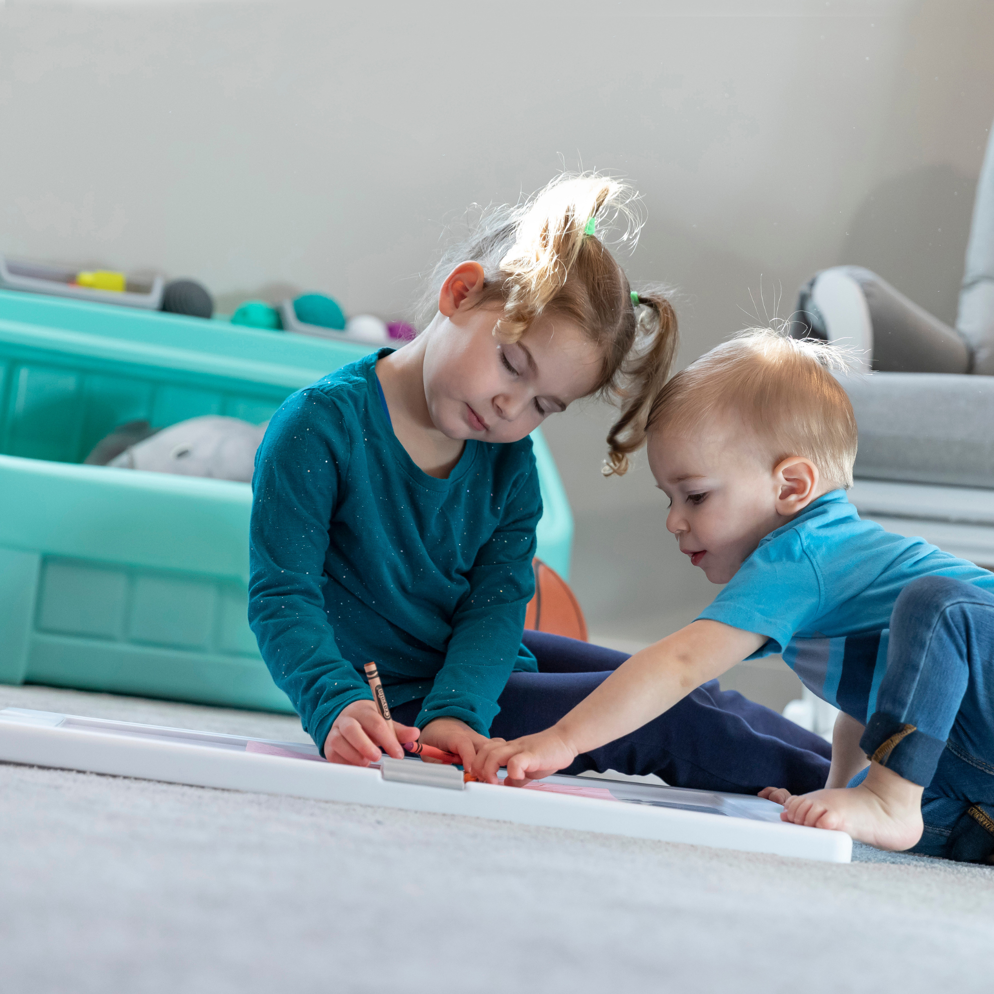 Step2 2 in 1 Toy Box and Art Lid, Multi-Functional Indoor Kids Toy Bin with Clip, 4.5 Cubic Feet Storage Compartment Space, Suitable for Children both Boys and Girls Aged 2+