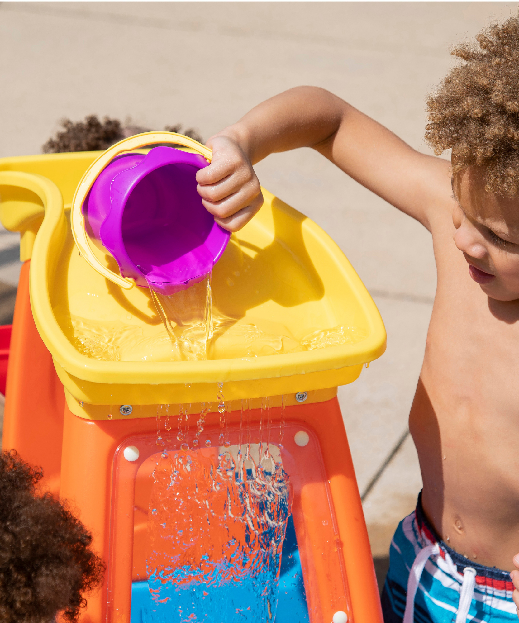 Step2 Car Wash Splash Center, Outdoor Water Table and Sensory Playset, Activity Toy with Dual Rain Wall, 13 Piece Accessories, Backyard Activity Centre,  Suitable for Kids both Boys and Girls Aged 3+