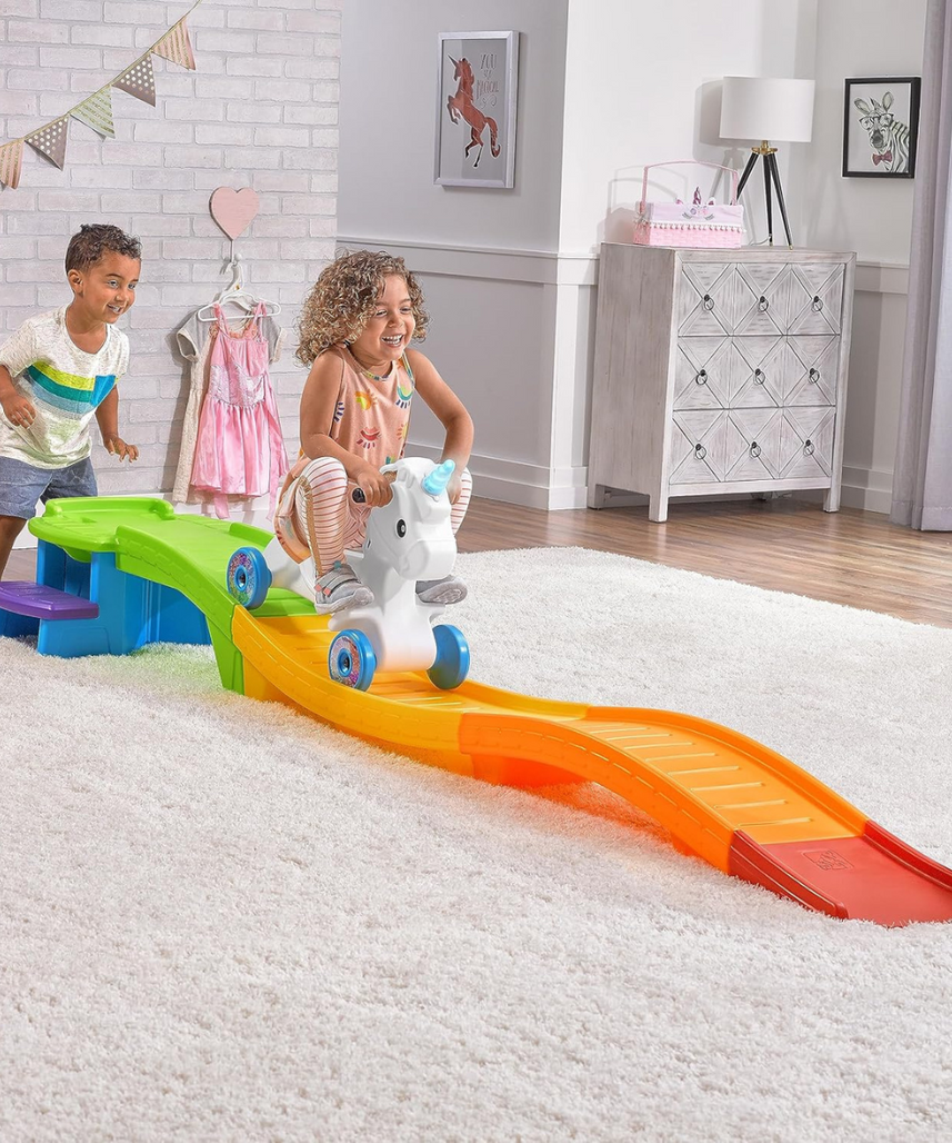 قطار الملاهي يونيكورن أب آند داون من ستيب 2، رقم 493700/493799، قطار ملاهي للأطفال مع مسار قوس قزح، سيارة يونيكورن مضيئة وصوتية، تصميم آمن، للأعمار من 2 إلى 5 سنوات