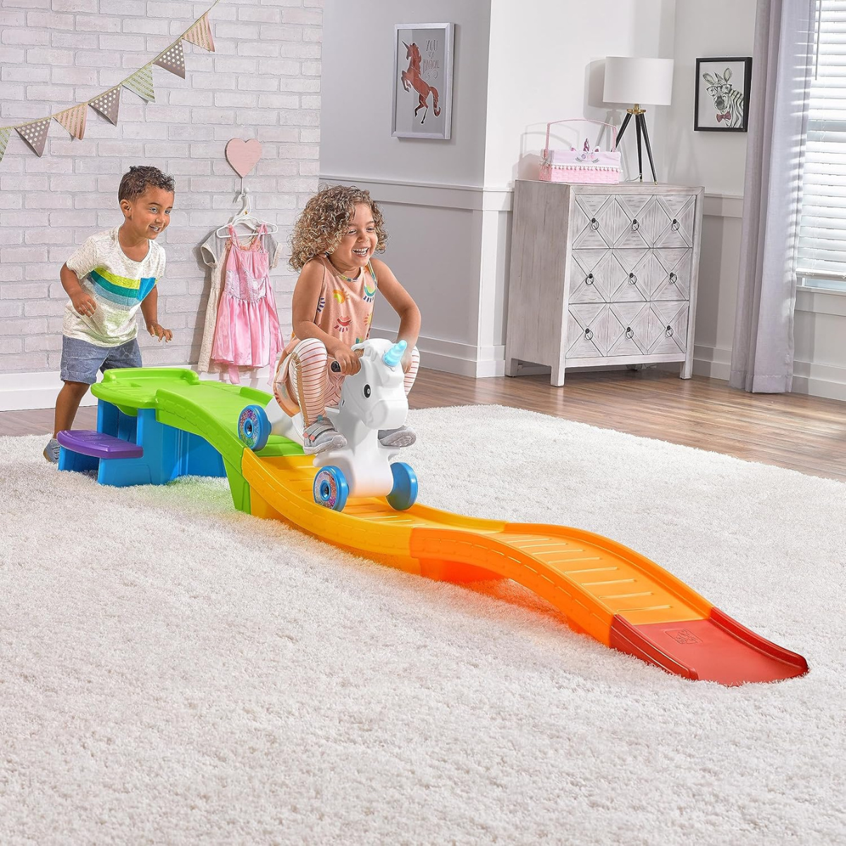 قطار الملاهي يونيكورن أب آند داون من ستيب 2، رقم 493700/493799، قطار ملاهي للأطفال مع مسار قوس قزح، سيارة يونيكورن مضيئة وصوتية، تصميم آمن، للأعمار من 2 إلى 5 سنوات