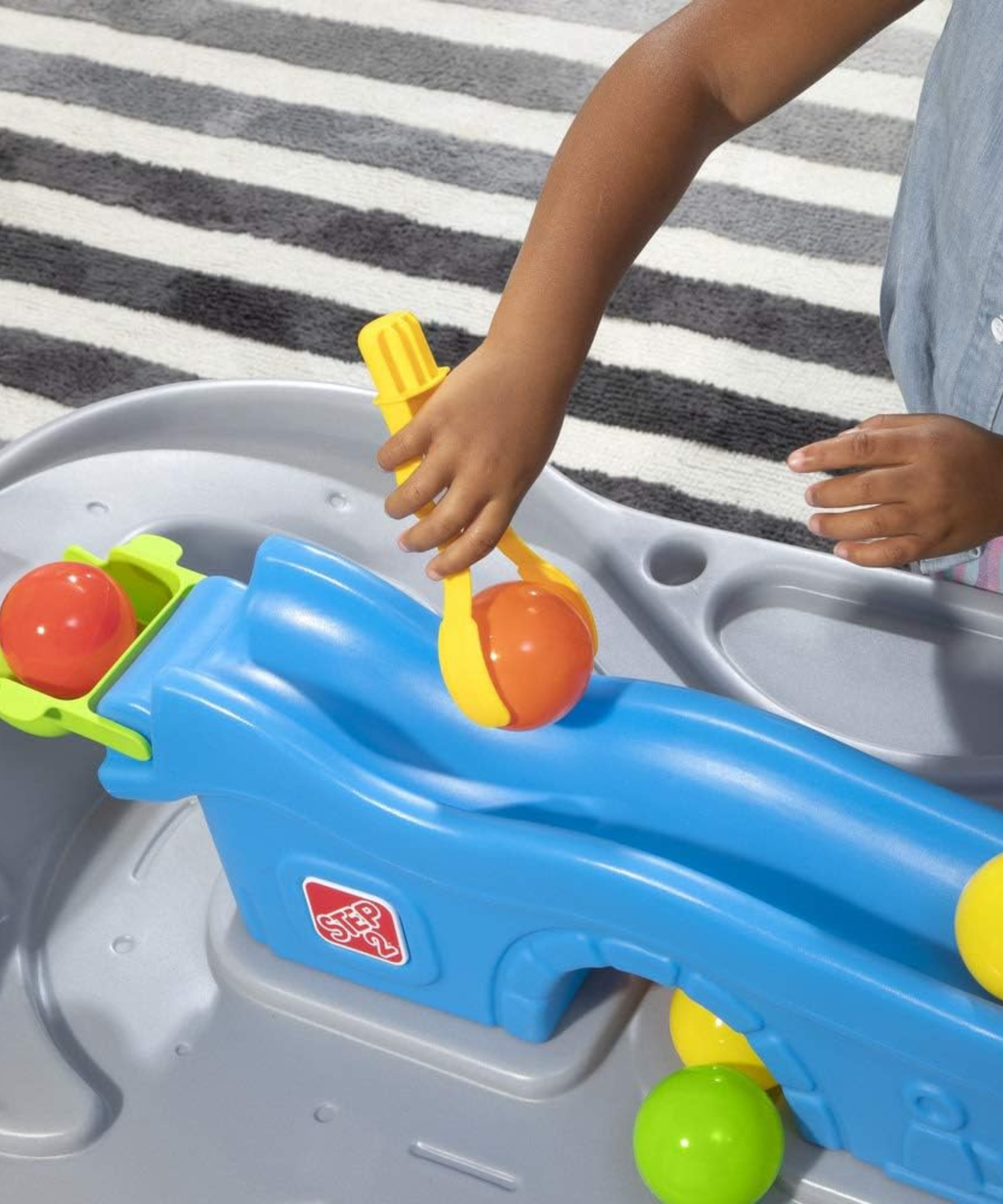 طاولة اللعب بول باديز تروكين آند رولين من ستيب 2، مجموعة ألعاب حسية داخلية وخارجية، لعبة نشاط مع 13 قطعة من الملحقات بما في ذلك الكرات ولعبة STEM ومركز الأنشطة، مناسبة للأطفال من سن سنتين فما فوق