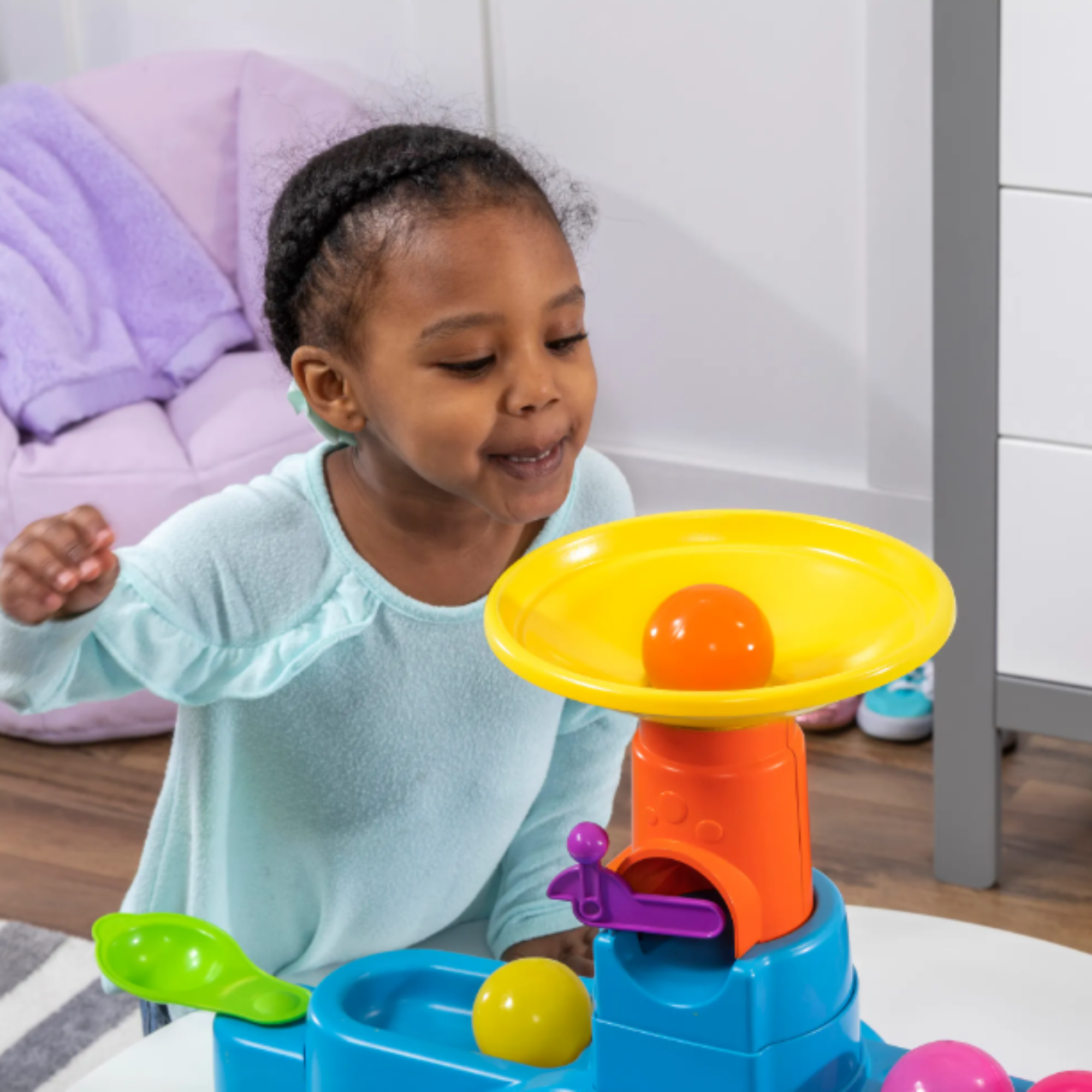 برج نفق Ball Buddies من Step2، طاولة لعب حسية داخلية وخارجية، لعبة نشاط مع 12 قطعة من الملحقات بما في ذلك الكرات ولعبة STEM ومركز الأنشطة، مناسبة للأولاد والبنات من عمر سنة واحدة فما فوق