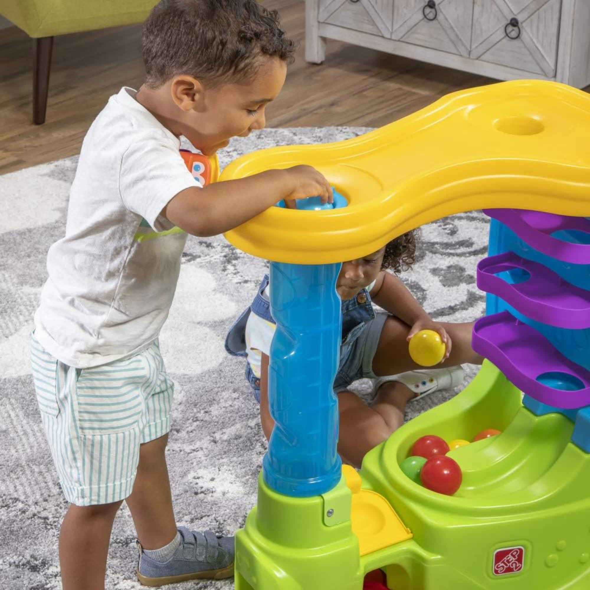 طاولة لعب حسية داخلية وخارجية من ستيب 2 بول باديز دبل دروب إتش كيو، لعبة نشاط مع 12 قطعة من الملحقات بما في ذلك الكرات ولعبة STEM ومركز الأنشطة، مناسبة للأولاد والبنات من عمر سنة فما فوق