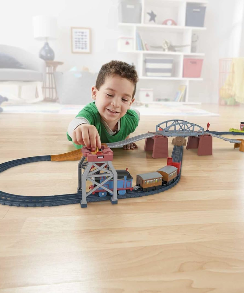 Thomas & Friends Fisher-Price 3-in-1 Package Pickup Train Set, Motorized Thomas with Annie & Clarabel, 3 Track Layouts, Battery-Powered, Ages 3+
